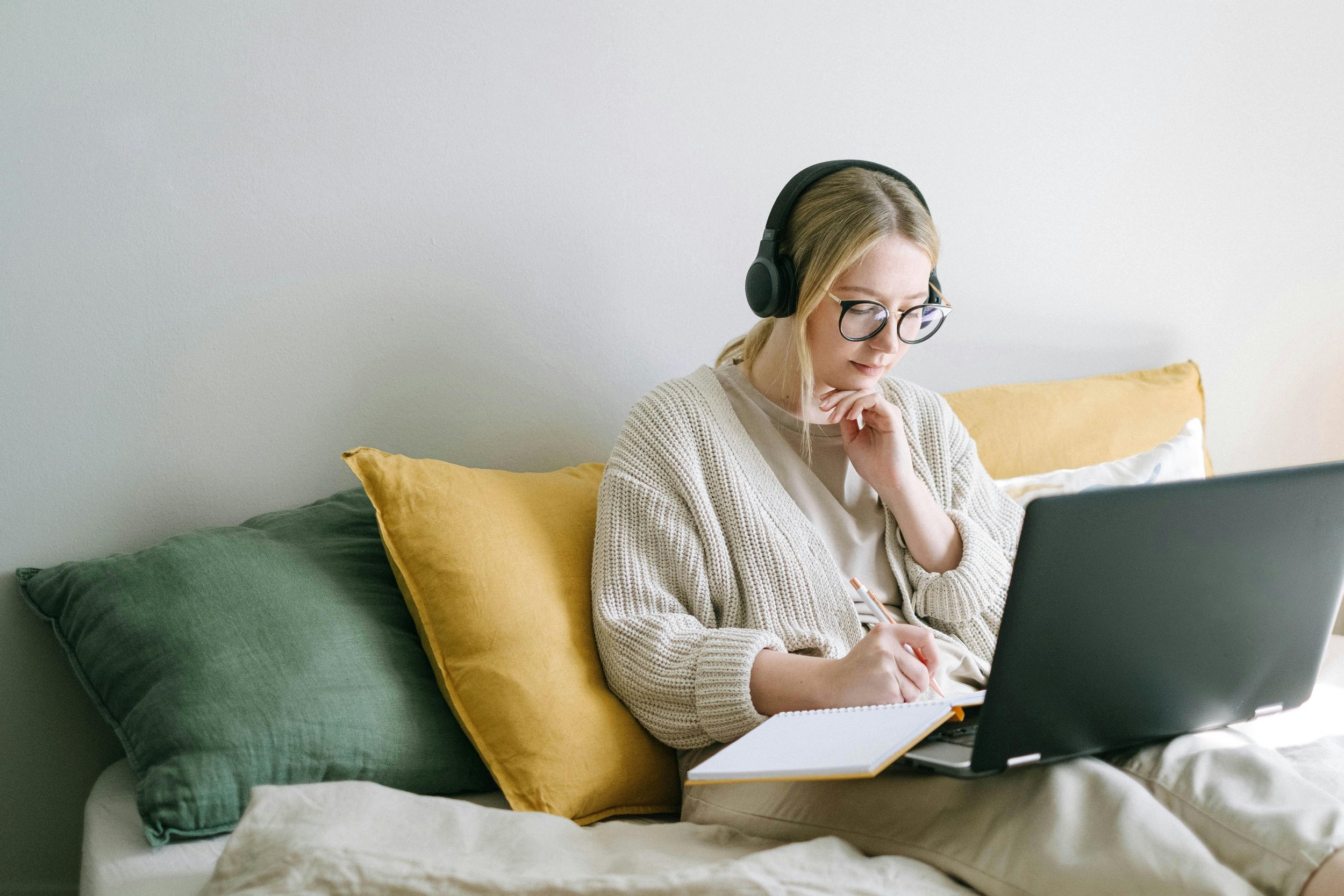 A parent taking notes while on the computer
