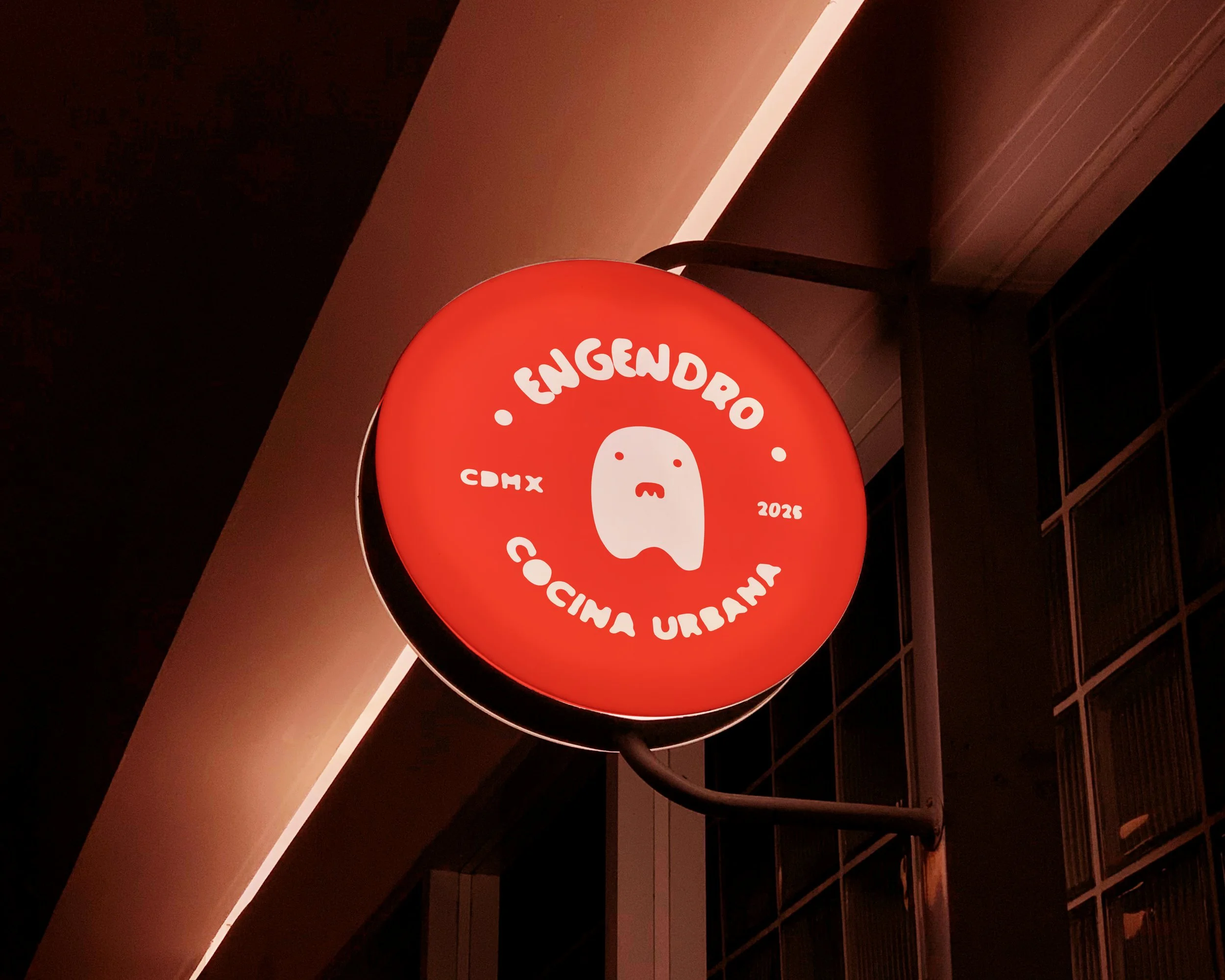 Catálogo de productos promocionales para fidelización de clientes de marca.
Aplicación de identidad visual sobre accesorios digitales y merchandising técnico.
Dirección de arte para la presentación y exhibición de merchandise corporativo.