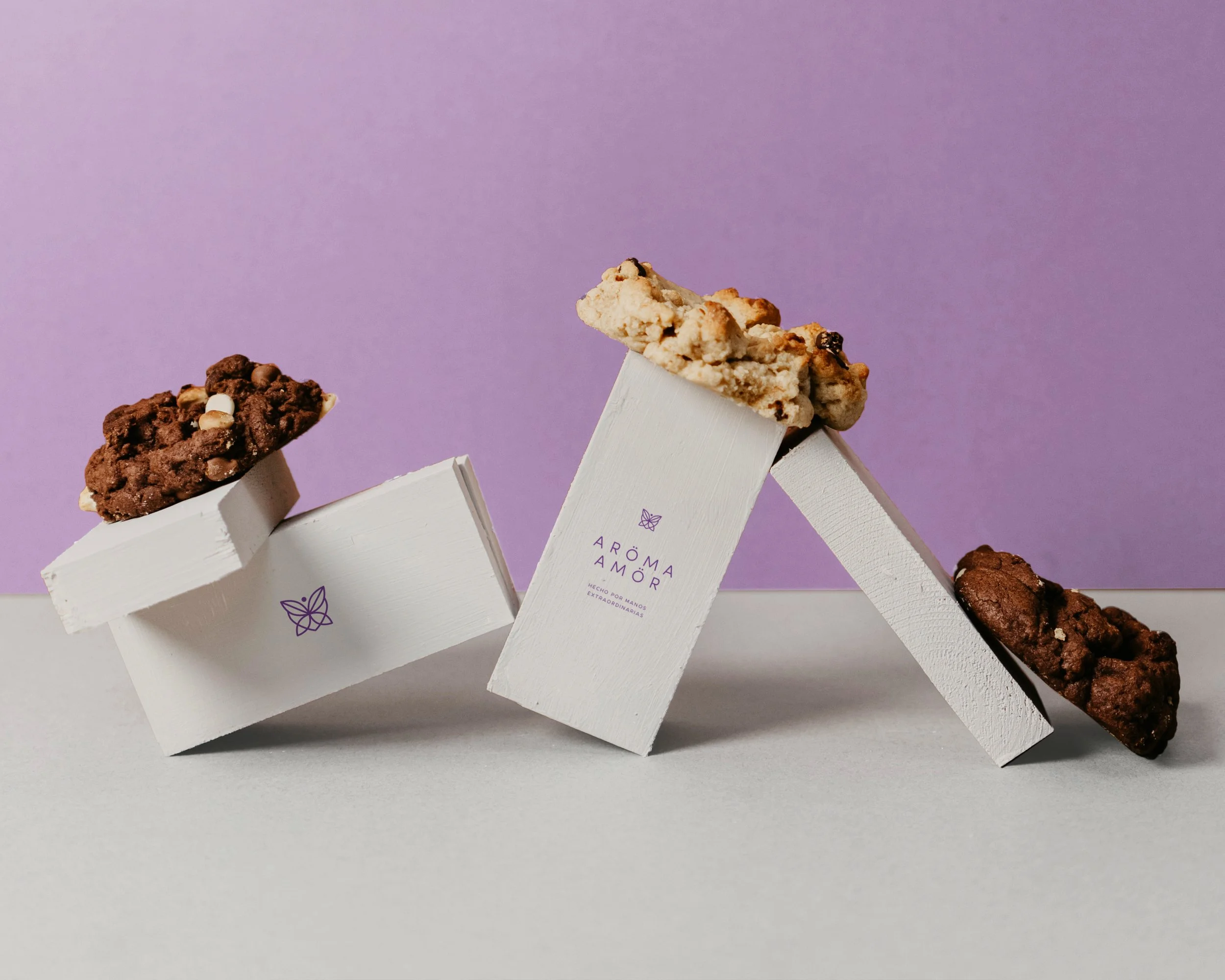 Definición de propuesta de valor y posicionamiento estratégico para marcas de alimentos.
Estrategia de rebranding y rediseño de identidad visual para empresas de bebidas.
Dirección de arte y estilismo gastronómico (food styling).