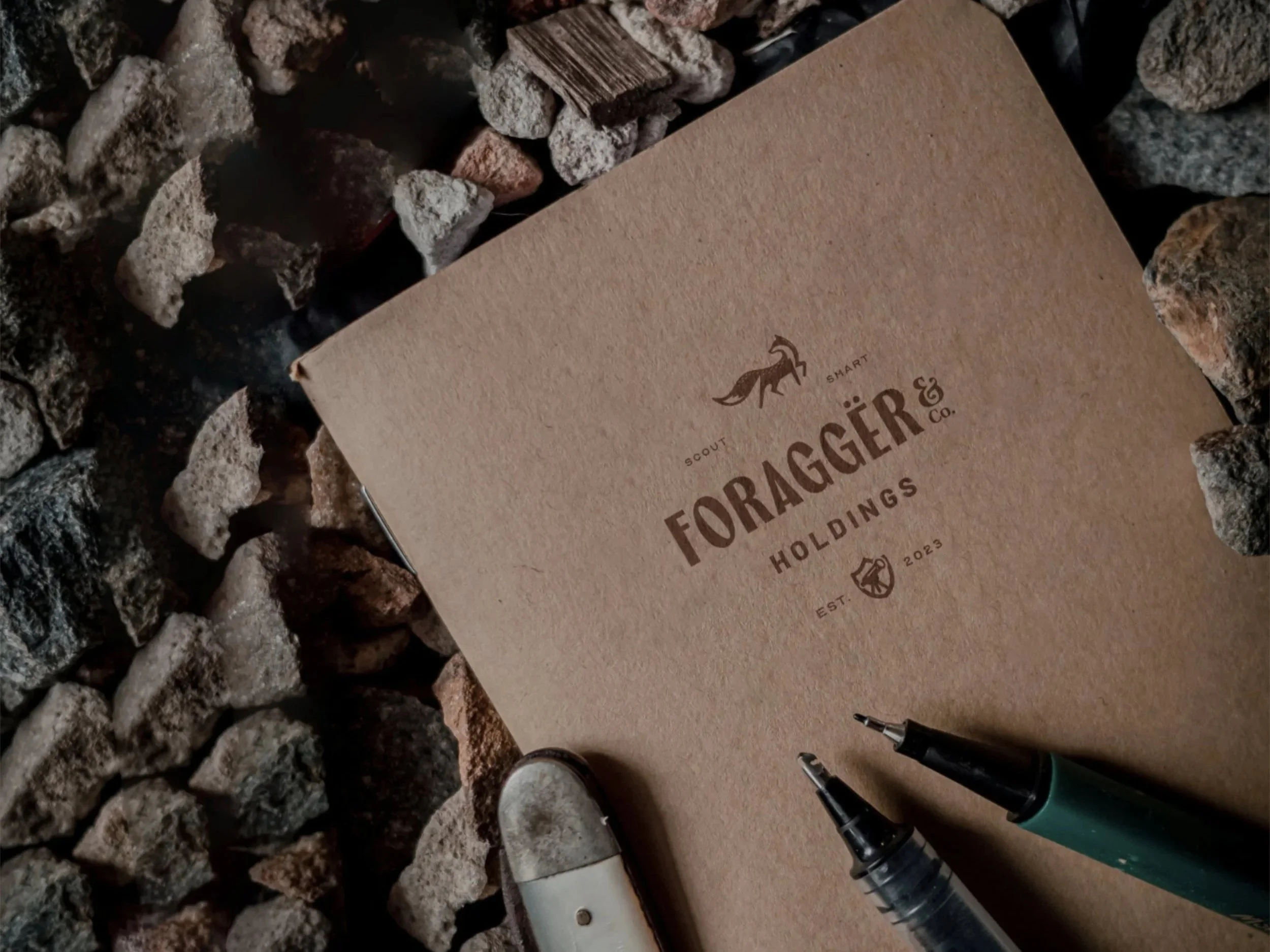 Diseño de merchandising ecológico y sostenible para eventos corporativos.
Desarrollo de kit de bienvenida (welcome pack) personalizado para empleados.
Estrategia de branding aplicable a productos de merchandising promocional.