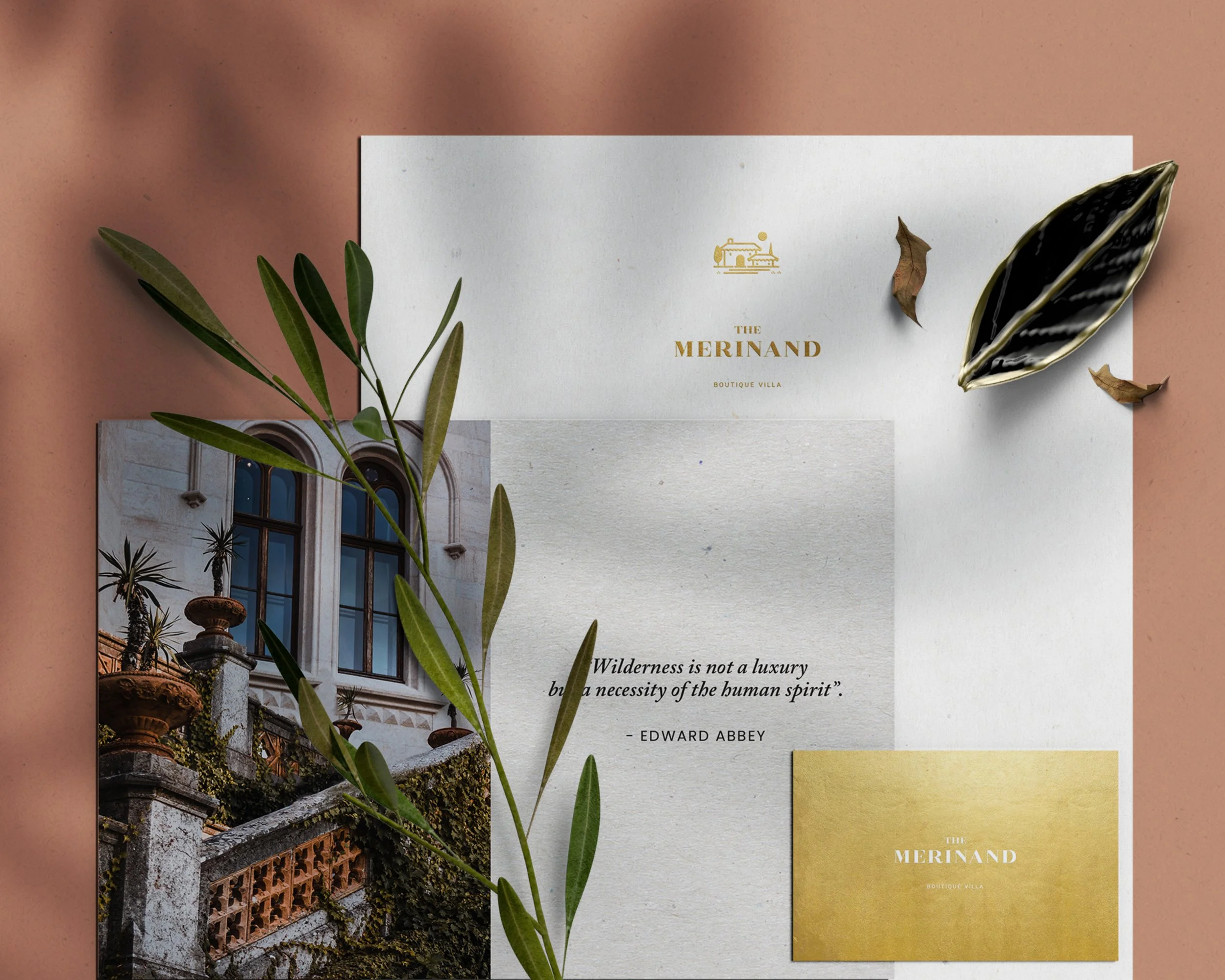 Definición de propuesta de valor y posicionamiento estratégico para desarrollos residenciales de lujo.
Estrategia de branding para la reconversión de activos inmobiliarios.
Diseño editorial de brochures comerciales, dossiers y sales books.
