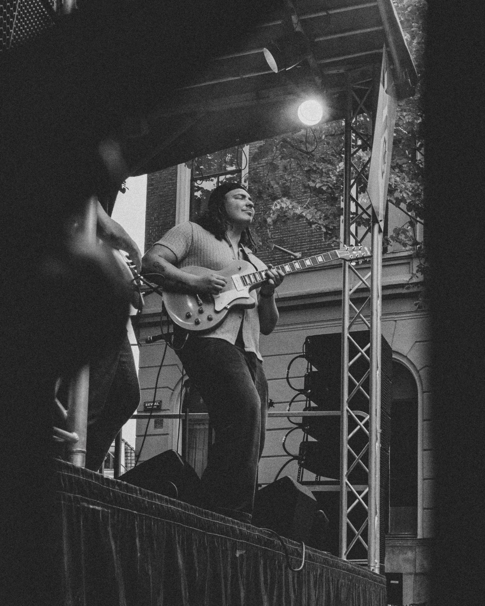 Toscan of Toscans Brew playing electric guitar on stage during the Friese Straat Festival in Leeuwarden.