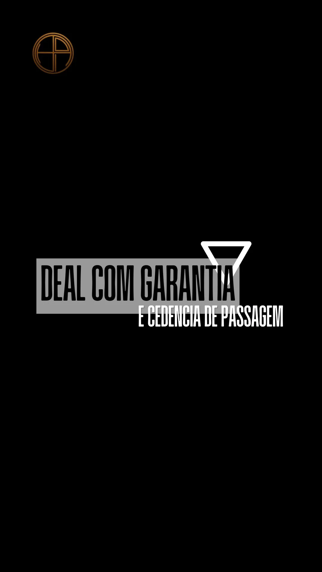 Imagem com fundo preto, apresenta um símbolo dourado no canto superior esquerdo, e uma faixa cinza com a frase em português ' DEAL COM GARANTIA' e abaixo uma frase menor 'E CEDENCIA DE PASSAGEM'.