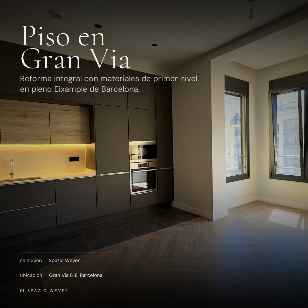 Interiores de un apartamento con cocina moderna y ventanas que dejan entrar luz natural, en Barcelona.
