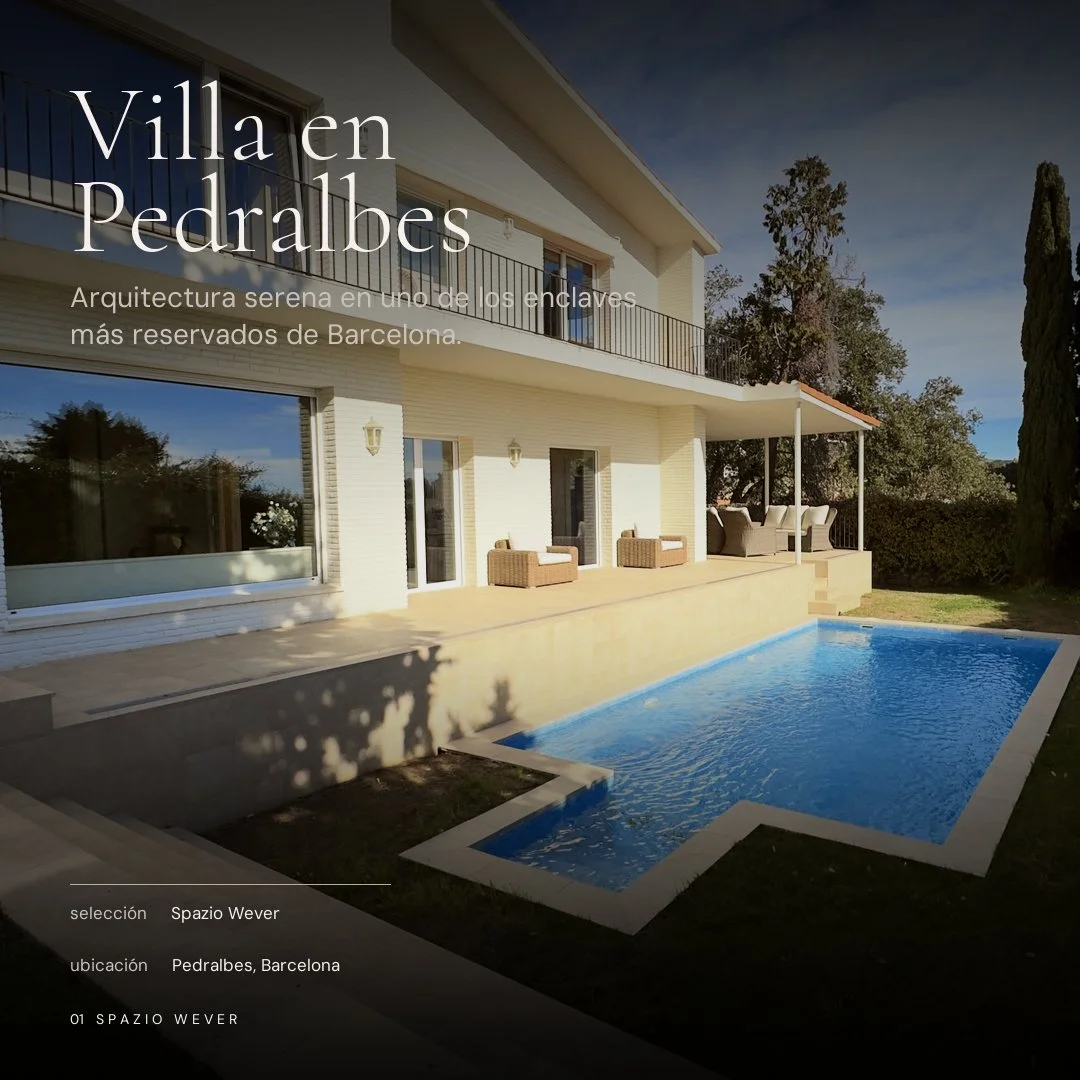 Vista de una villa moderna con piscina en Pedralbes, Barcelona, con área de descanso y jardín, en un entorno tranquilo con árboles y cielo despejado.