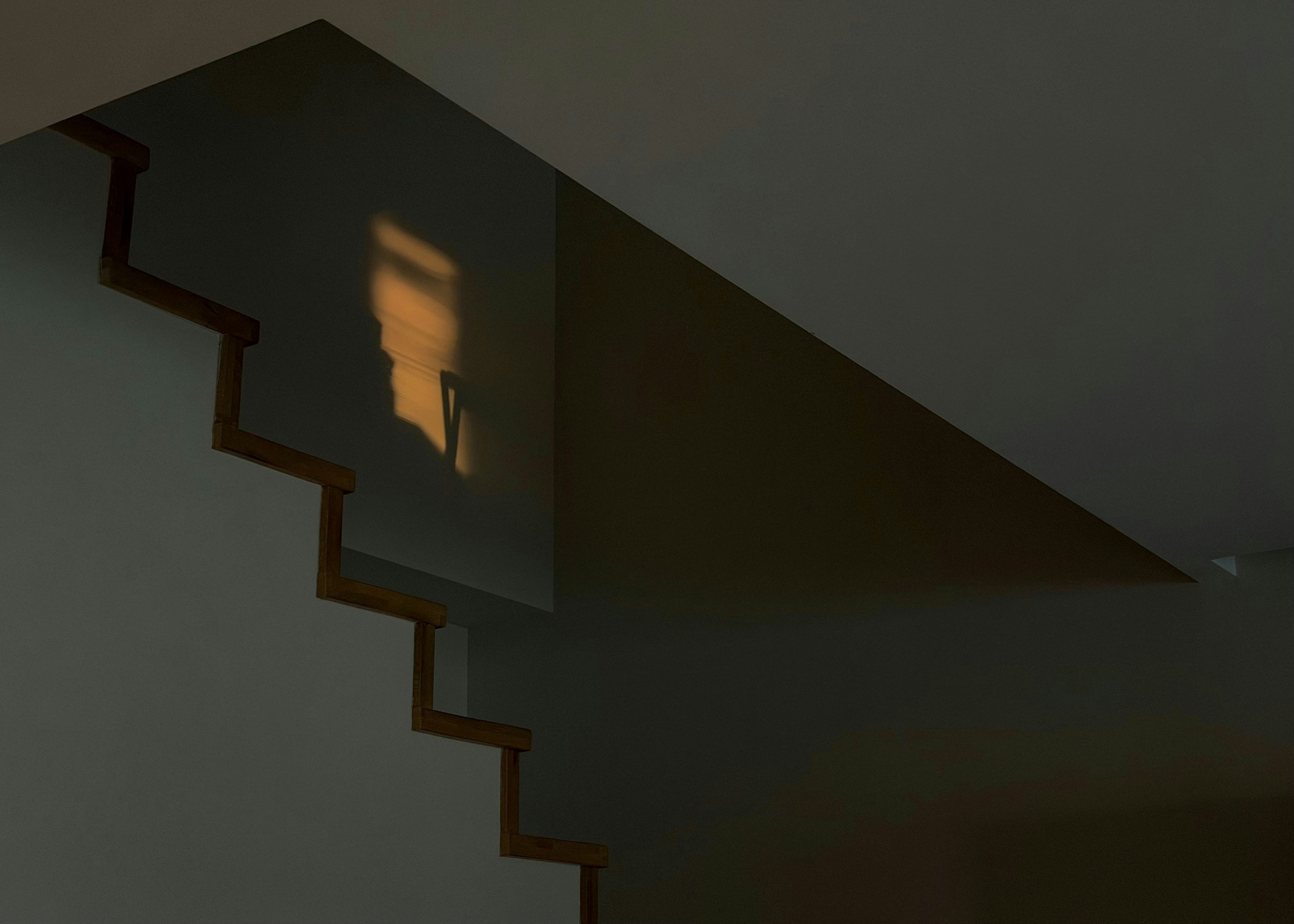 Detalle arquitectónico con luz natural — Spazio Wever Barcelona