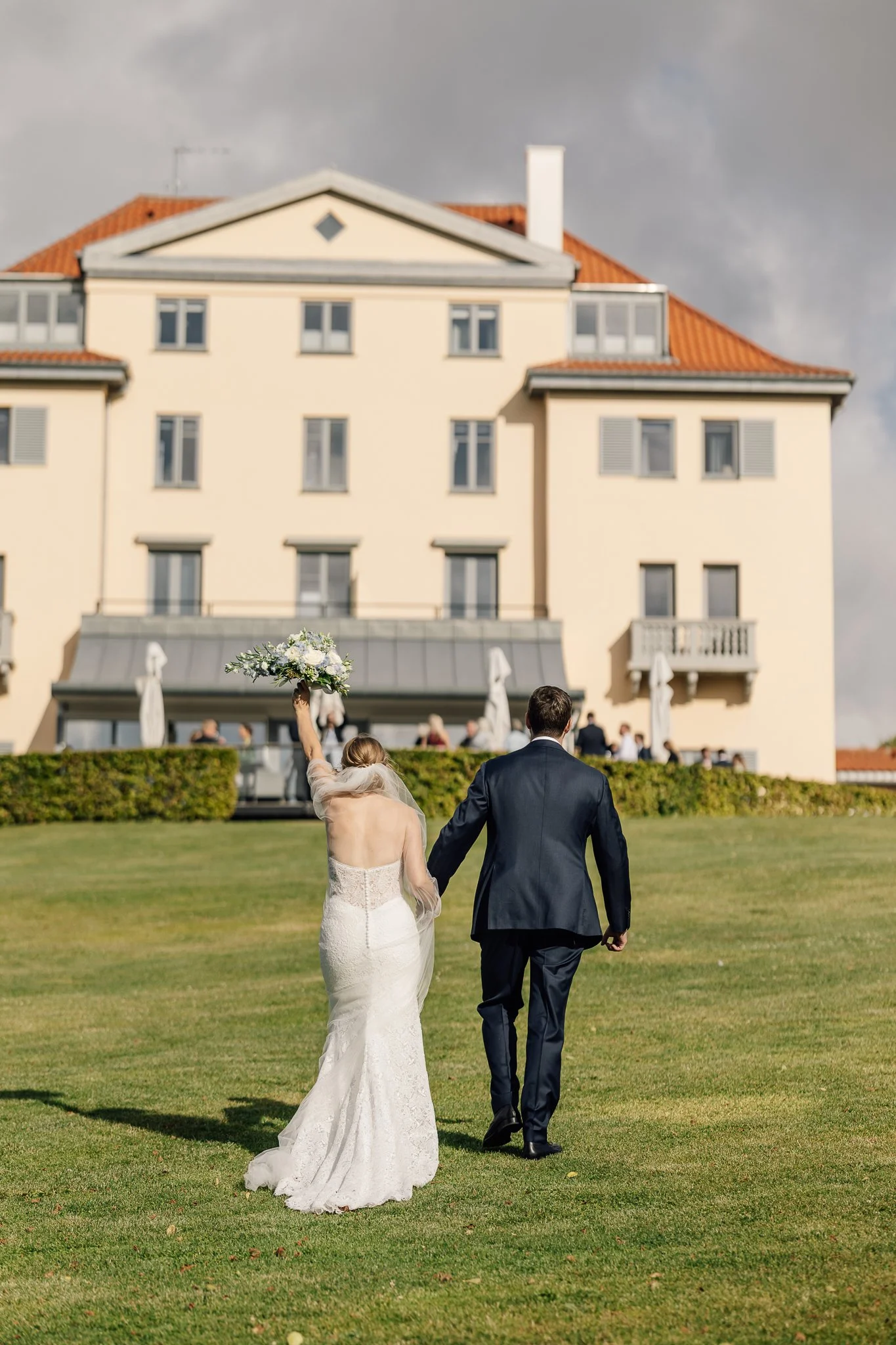Brudepar på vej til bryllupsfest på Hotel Bretagne i Hornbæk