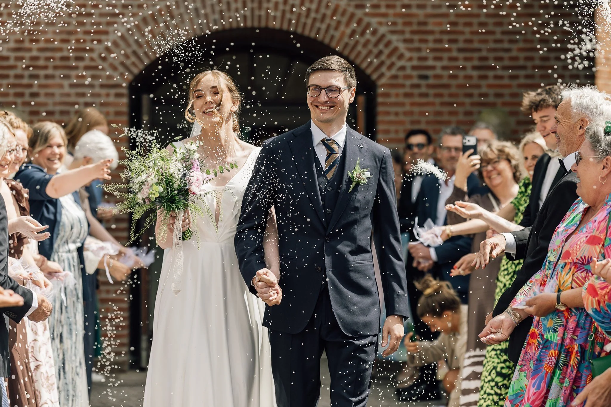 N&aring;r k&aelig;rligheden fejres allerbedst, med solskin, k&aelig;rlighed, et smukt brudepar og glade g&aelig;ster! 🥳

#bryllupsfotograf #bryllup2027 #viskalgiftes #bryllup2026 #k&aelig;rlighed