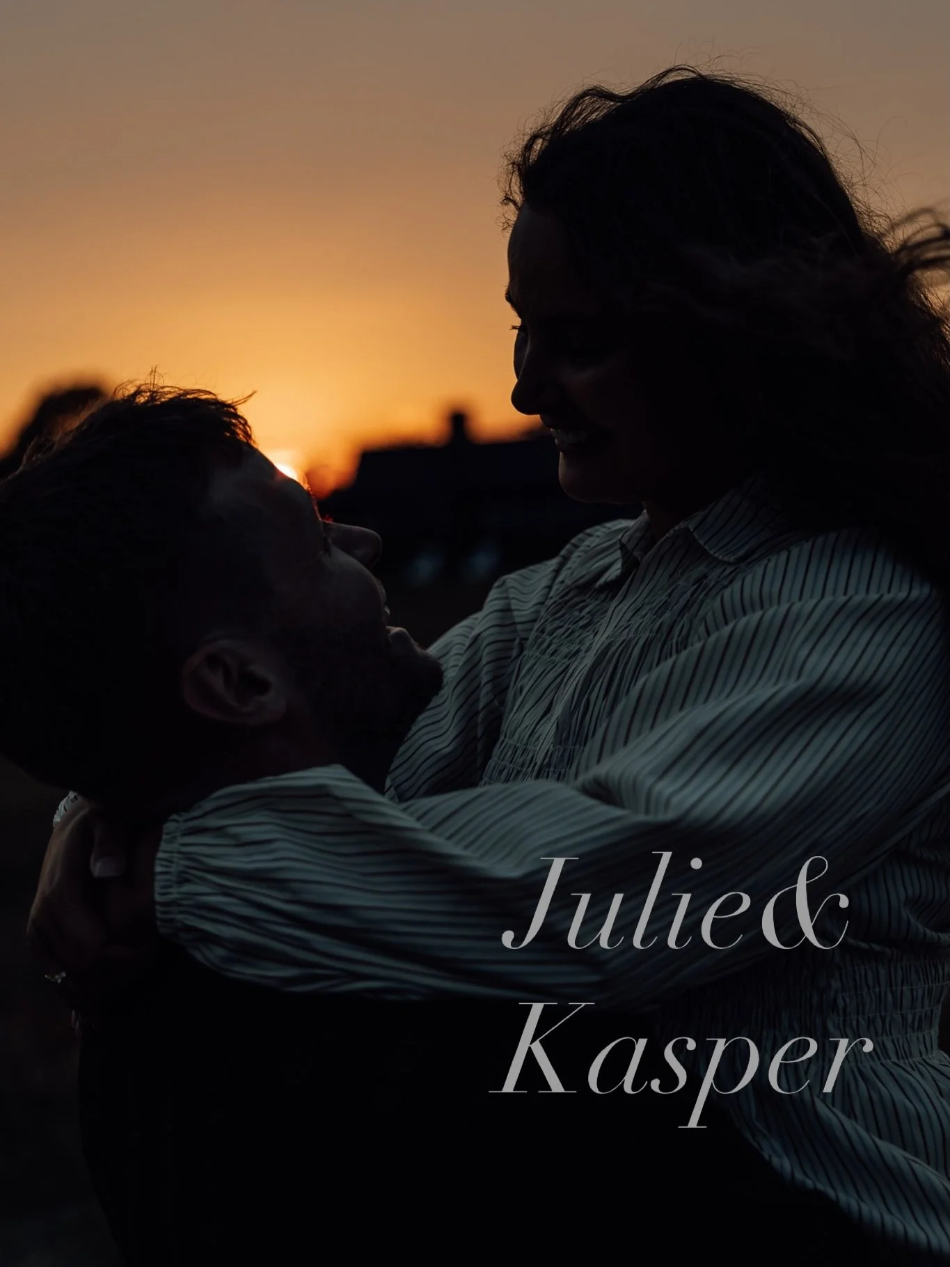 Den dejligste sommeraften m&oslash;dtes jeg med Julie og Kasper til deres forfotografering i Norsminde 🥹 det var i sandhed de s&oslash;deste mennesker krydret med en smuk solnedgang 🌅 
Snart skal de giftes, og det bliver helt sikkert en endnu smukk