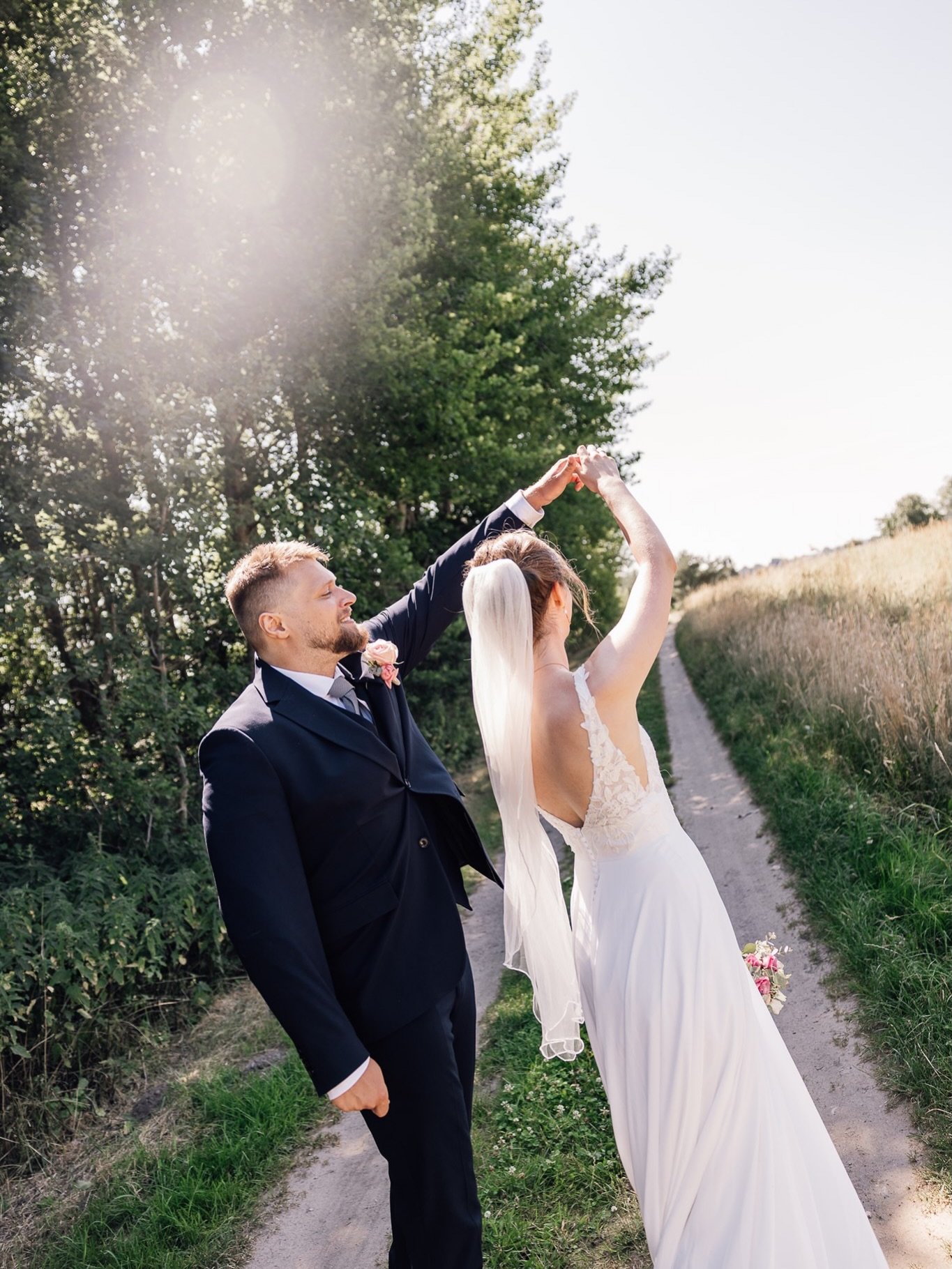 Sara&amp;Kristoffer p&aring; den smukkeste ualmindelige torsdag i juli m&aring;ned, p&aring; dejligste @knudhulebadehotel ❤️

#bryllupsfotograf #knudhulebadehotel #bryllupsinspiration #bryllup2026 #bryllupsportr&aelig;t