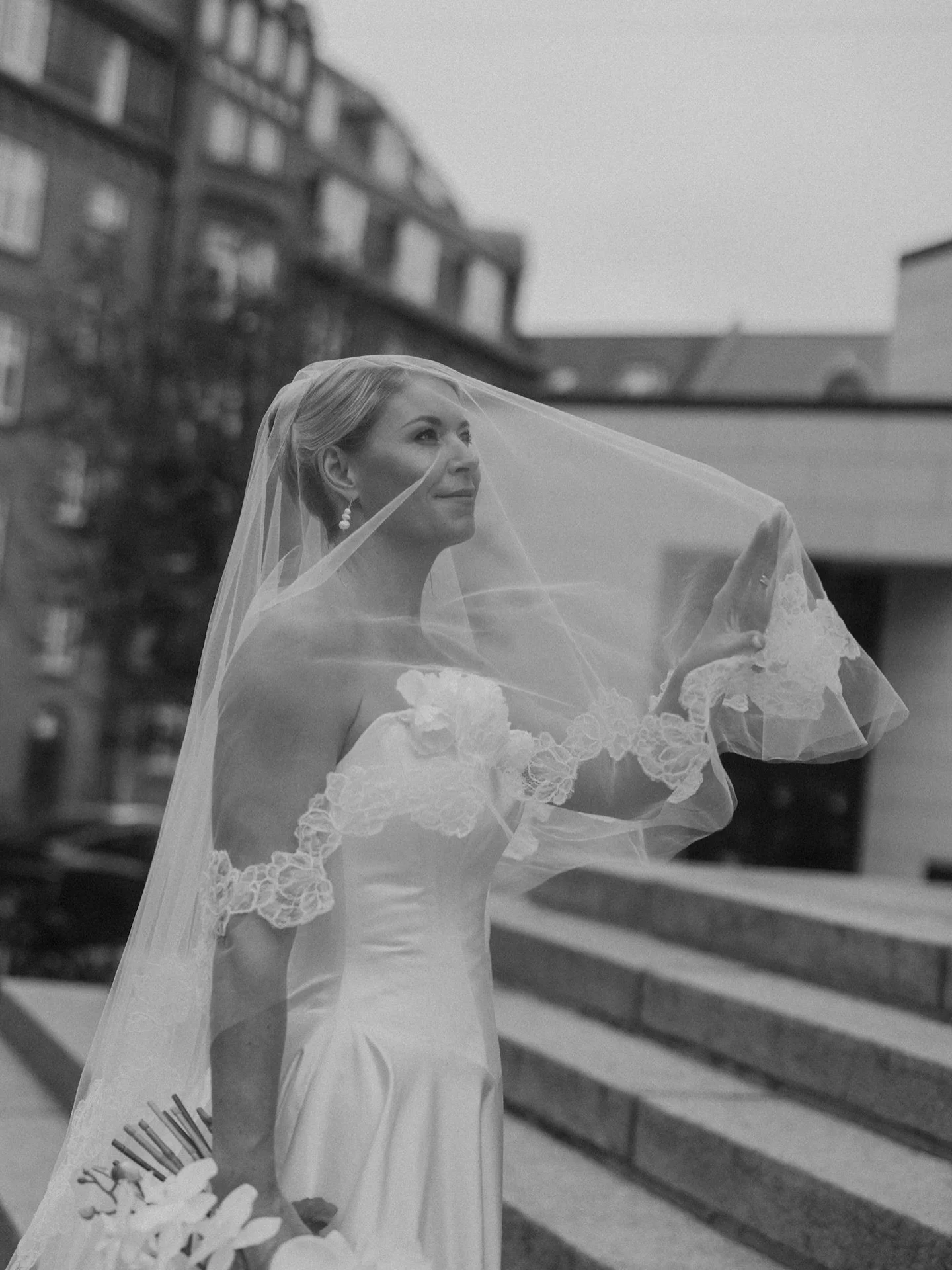 That bridal feeling ❤️ 

S&aring;dan et par sk&oslash;nne timer med gode samarbejdspartnere og en &aelig;gte smuk model! 🥹 

@buchcouture 
@riistyle_din_brudespecialist 
@jmlkristiansen