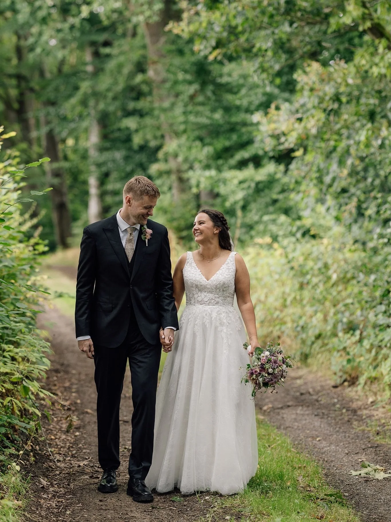 Julie&amp;Kasper - den allerdejligste sensommer dag med b&aring;de solskin, regn og alt derimellem ❤️ 
To smukke unge mennesker, som sagde ja til livet og til hinanden! Og jeg m&aring;tte v&aelig;re med, og jeg grinede og jeg gr&aelig;d sammen med de