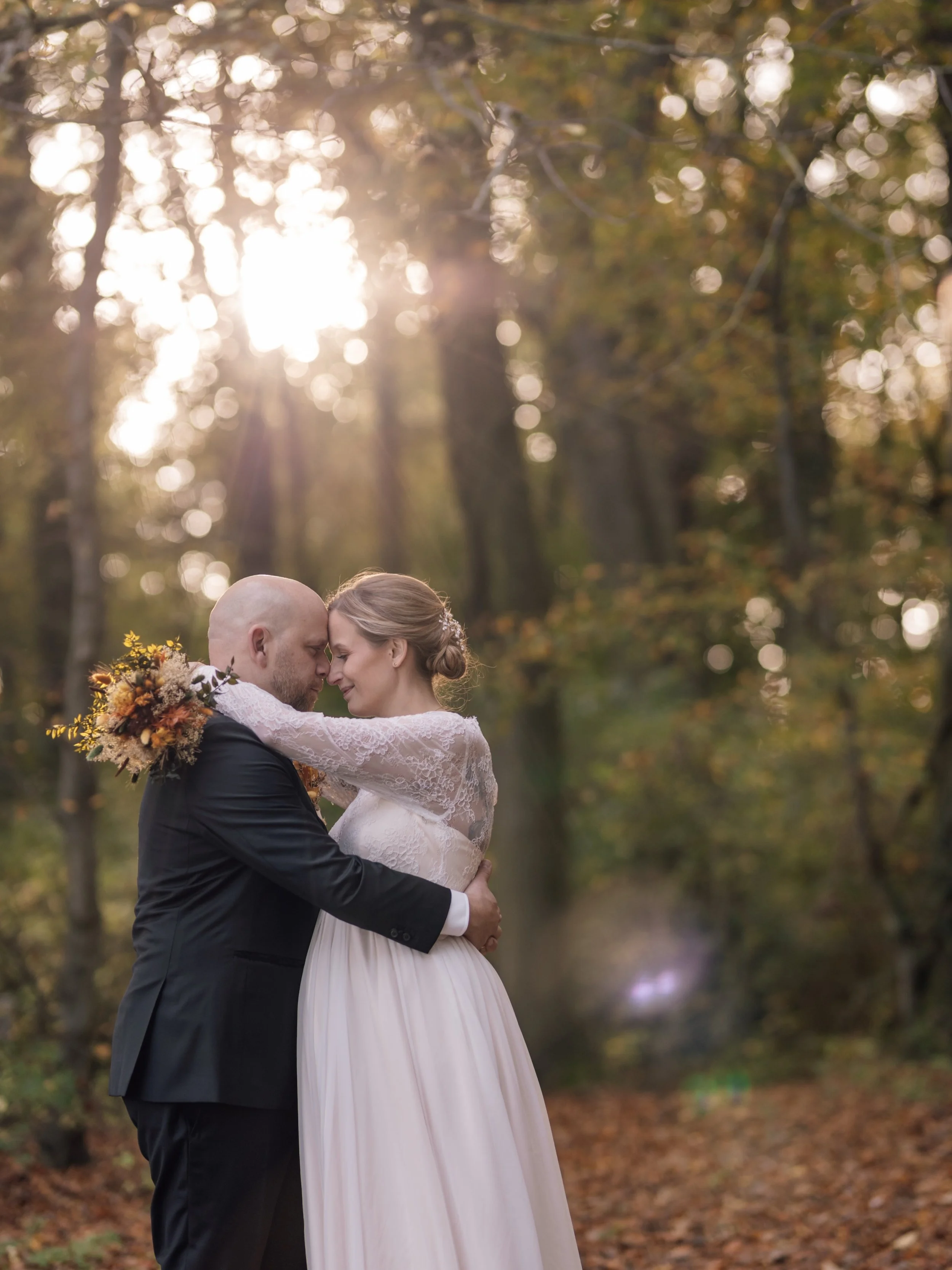 2 &aring;r - k&aelig;mpe stort tillykke I to sk&oslash;nne og s&oslash;de mennesker! 
En k&aelig;mpe &aelig;re at forevige jeres bryllup &hearts;️

#bryllupsfotograf #bryllup2027 #lystskoven #k&aelig;rlighed