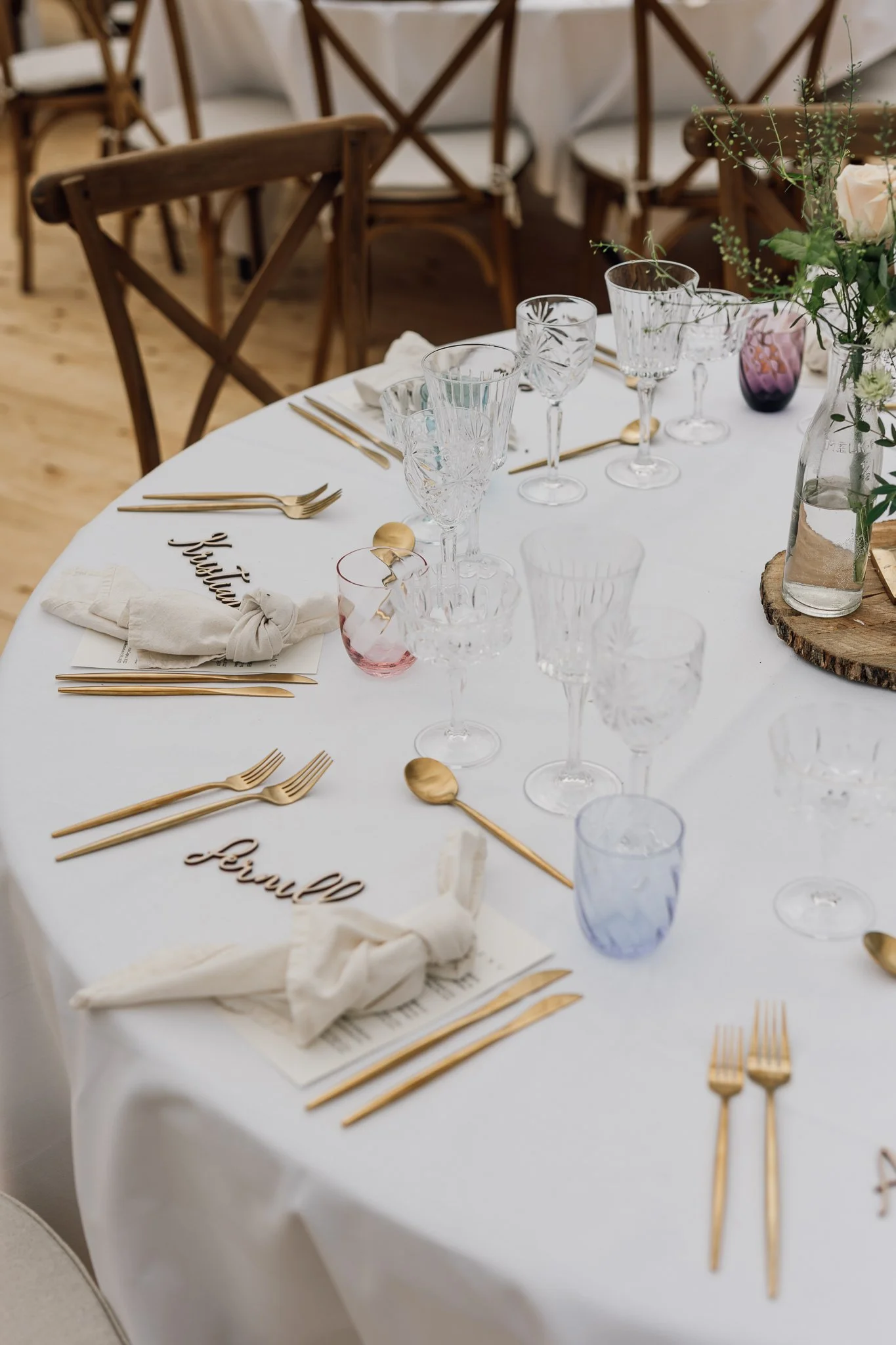 Serveret bord med glas, bestik og blomsterdekoration til en fest eller bryllup.