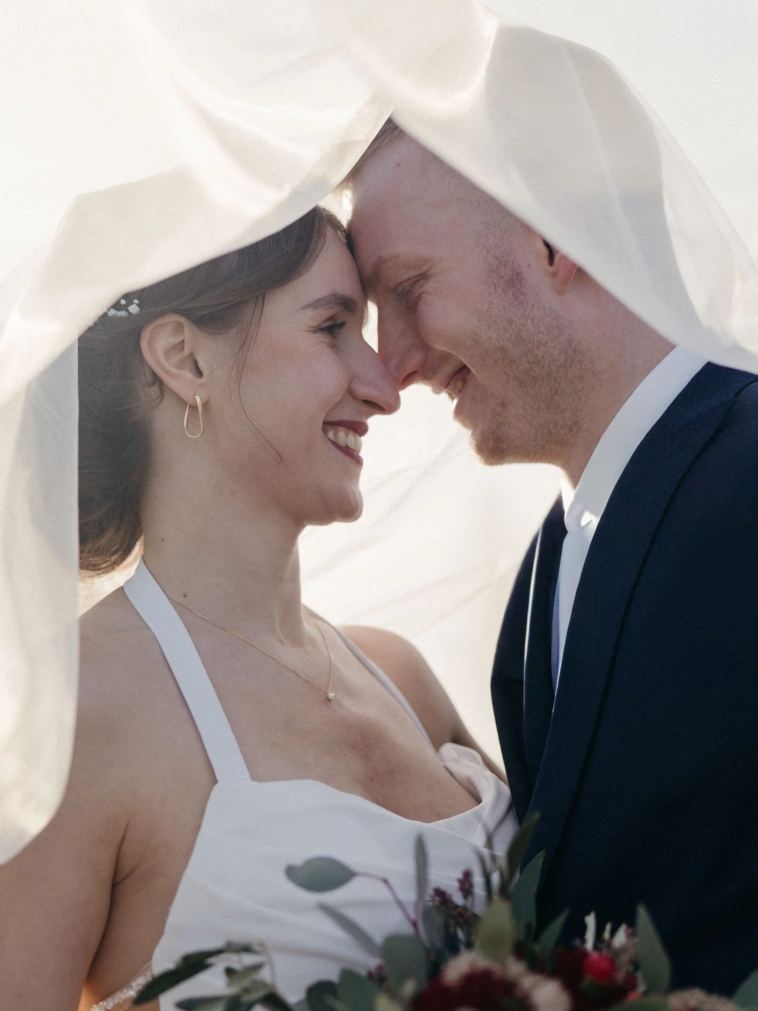 Brautpaar unter dem Schleier bei seiner Hochzeit in Chemnitz