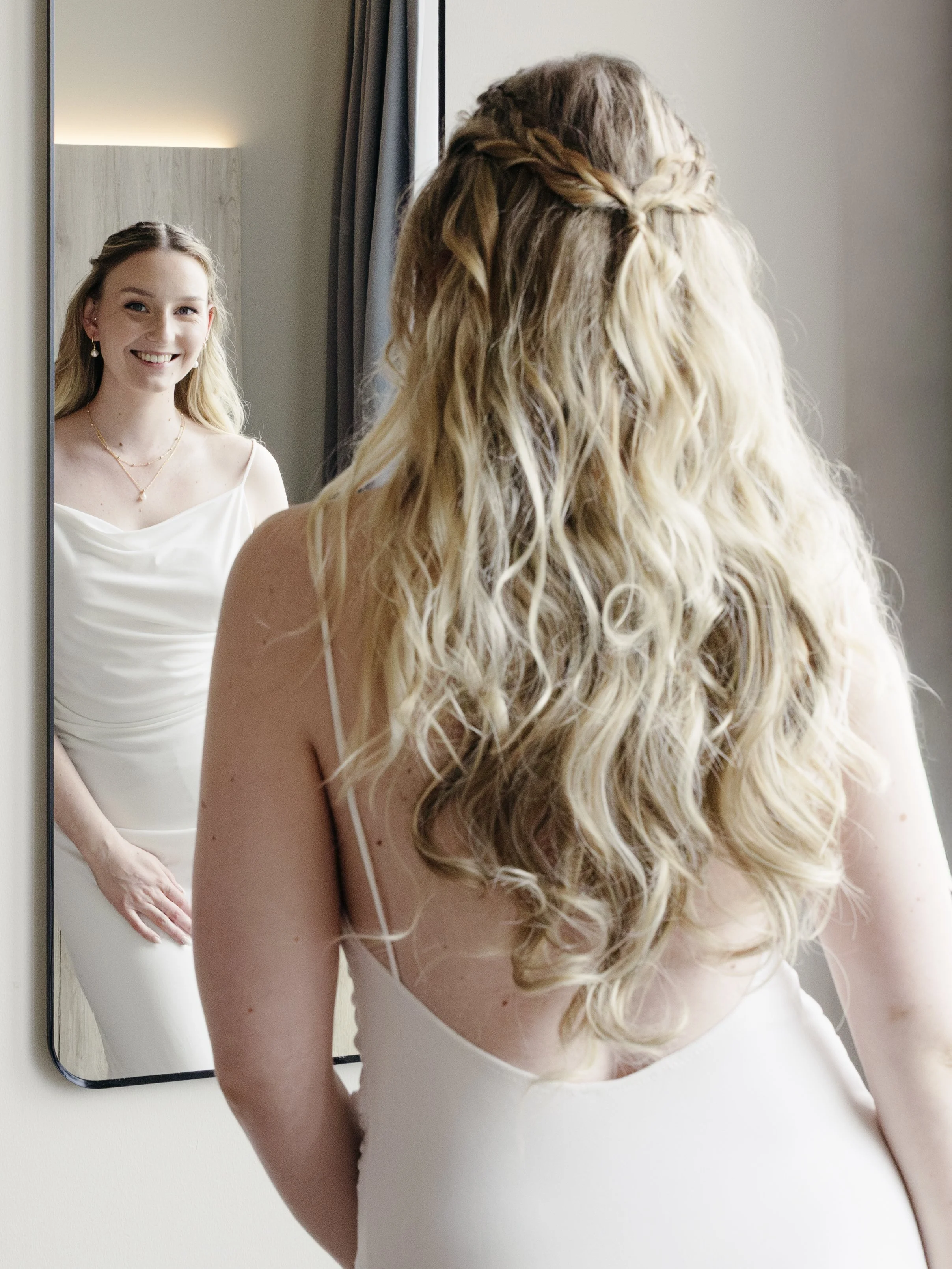 Elegantes Brautportrait der Braut beim Getting Ready für Ihre Hochzeit in Chemnitz
