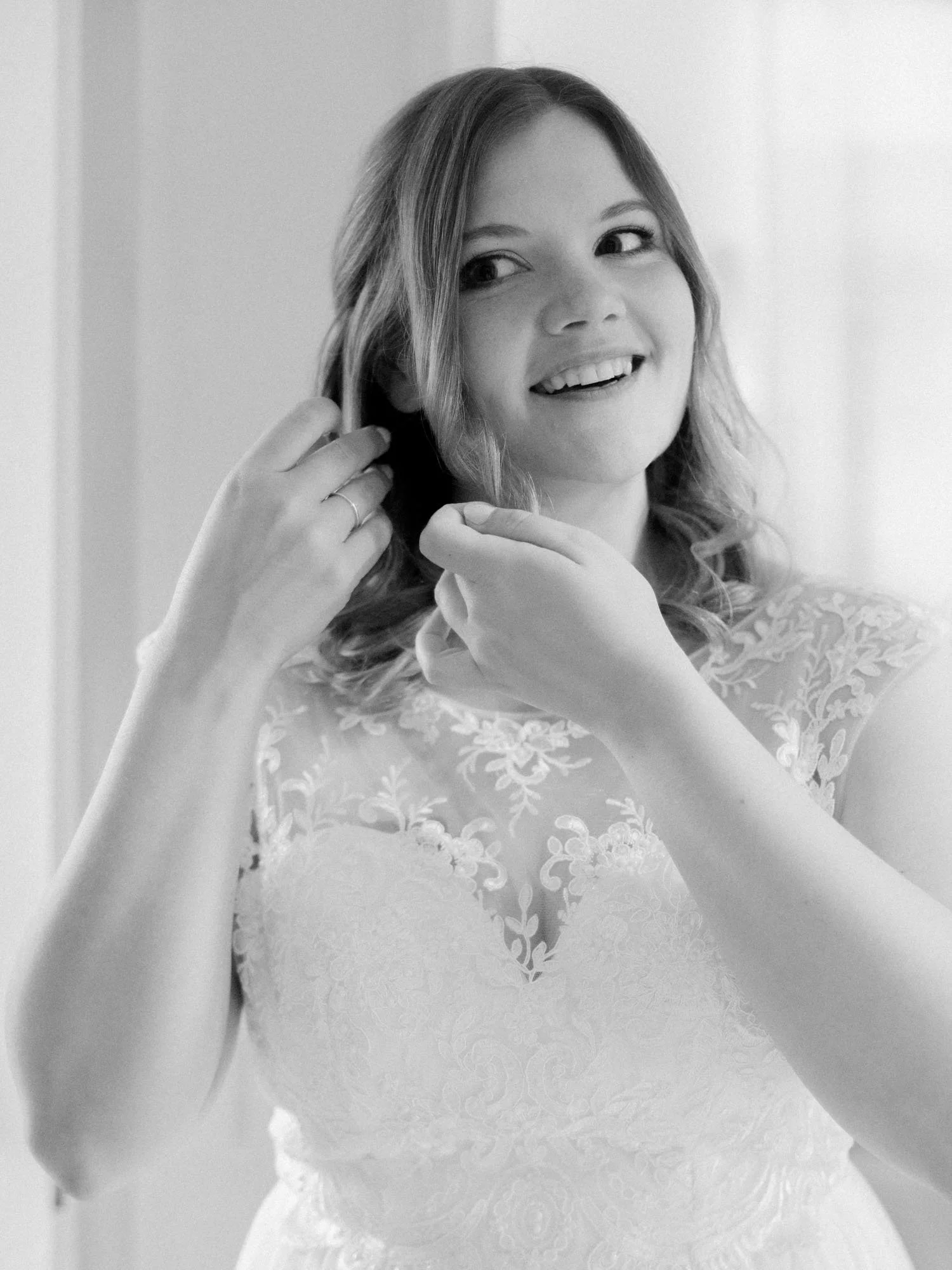 Lächelnde Braut beim Getting Ready für ihre Hochzeit in Chemnitz