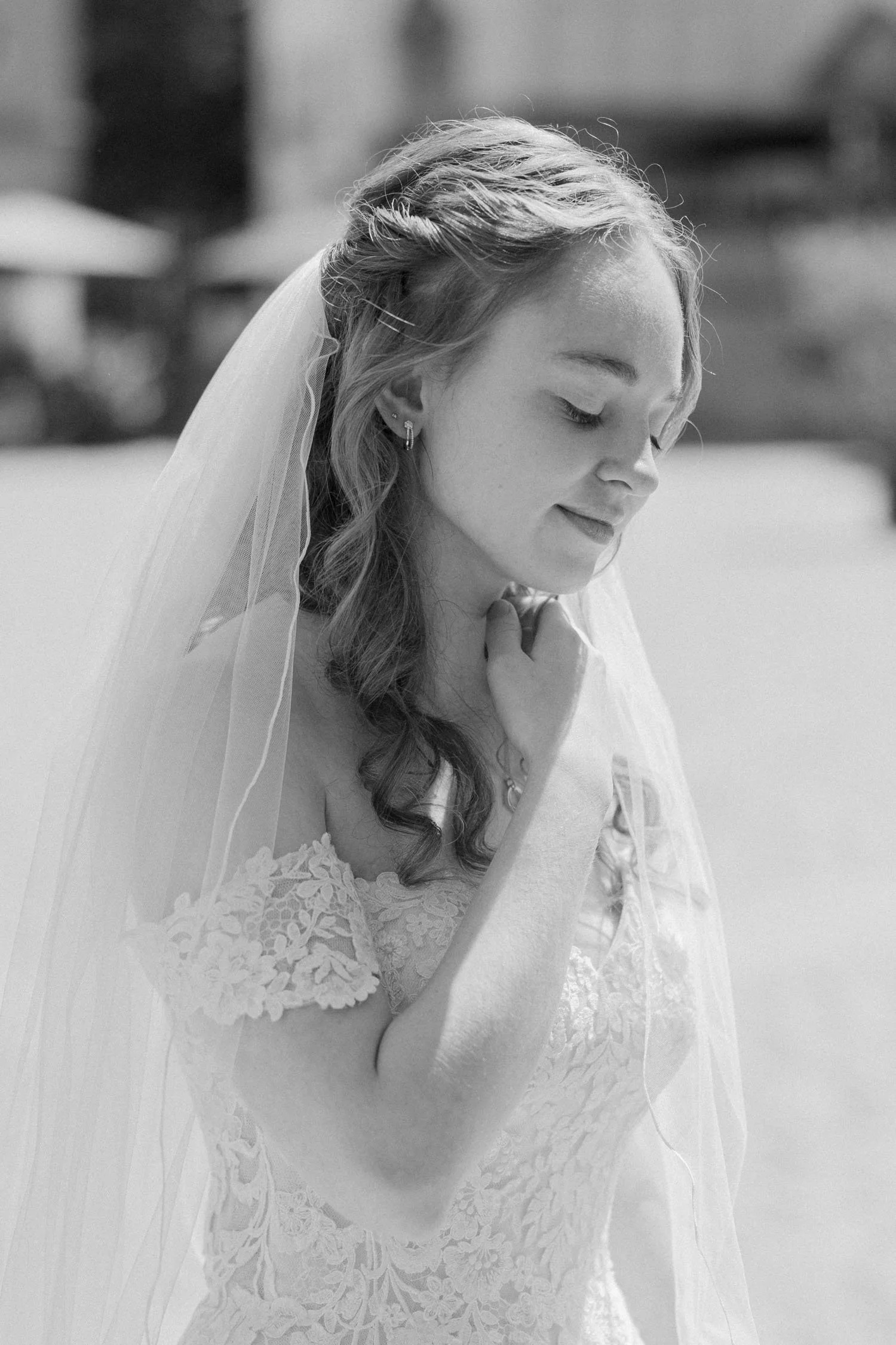 Braut im Hochzeitskleid mit Schleier bei ihrer Hochzeit in Chemnitz