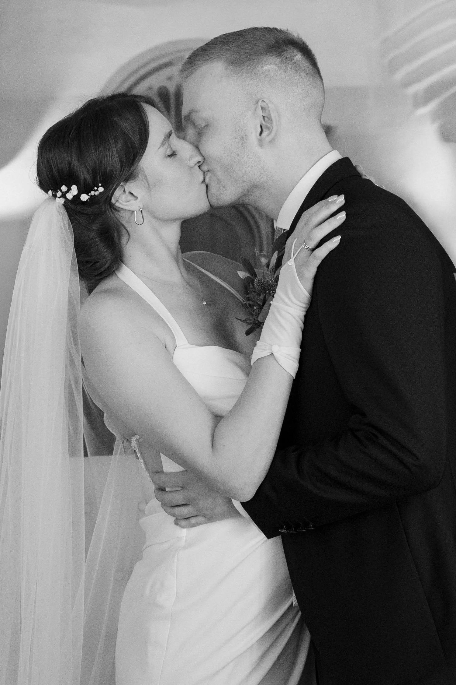Brautpaar beim Kuss – emotionale Hochzeitsfotografie im Standesamt Chemnitz