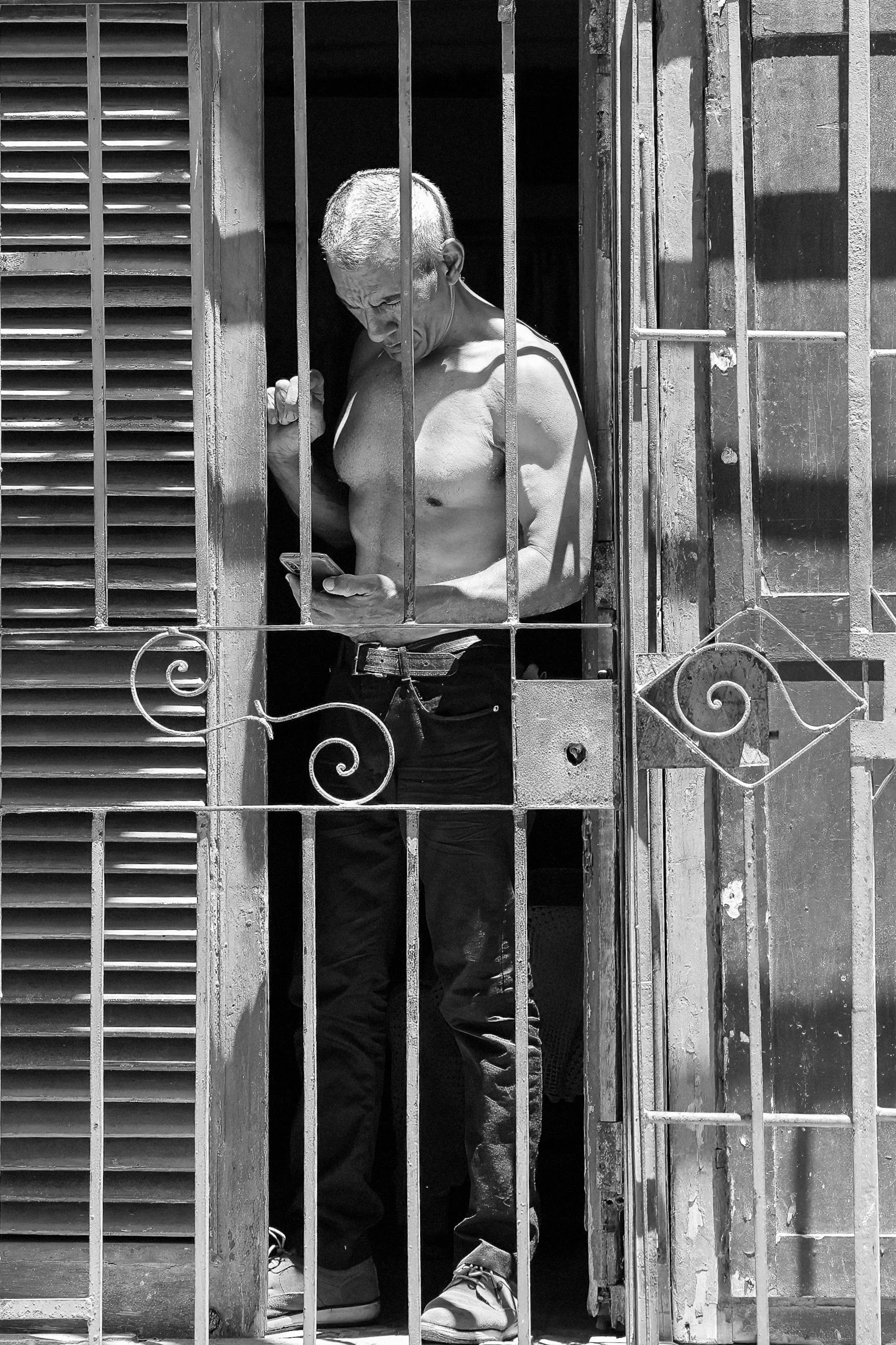 Plenty of bars.  Still no signal.   Santiago de Cuba