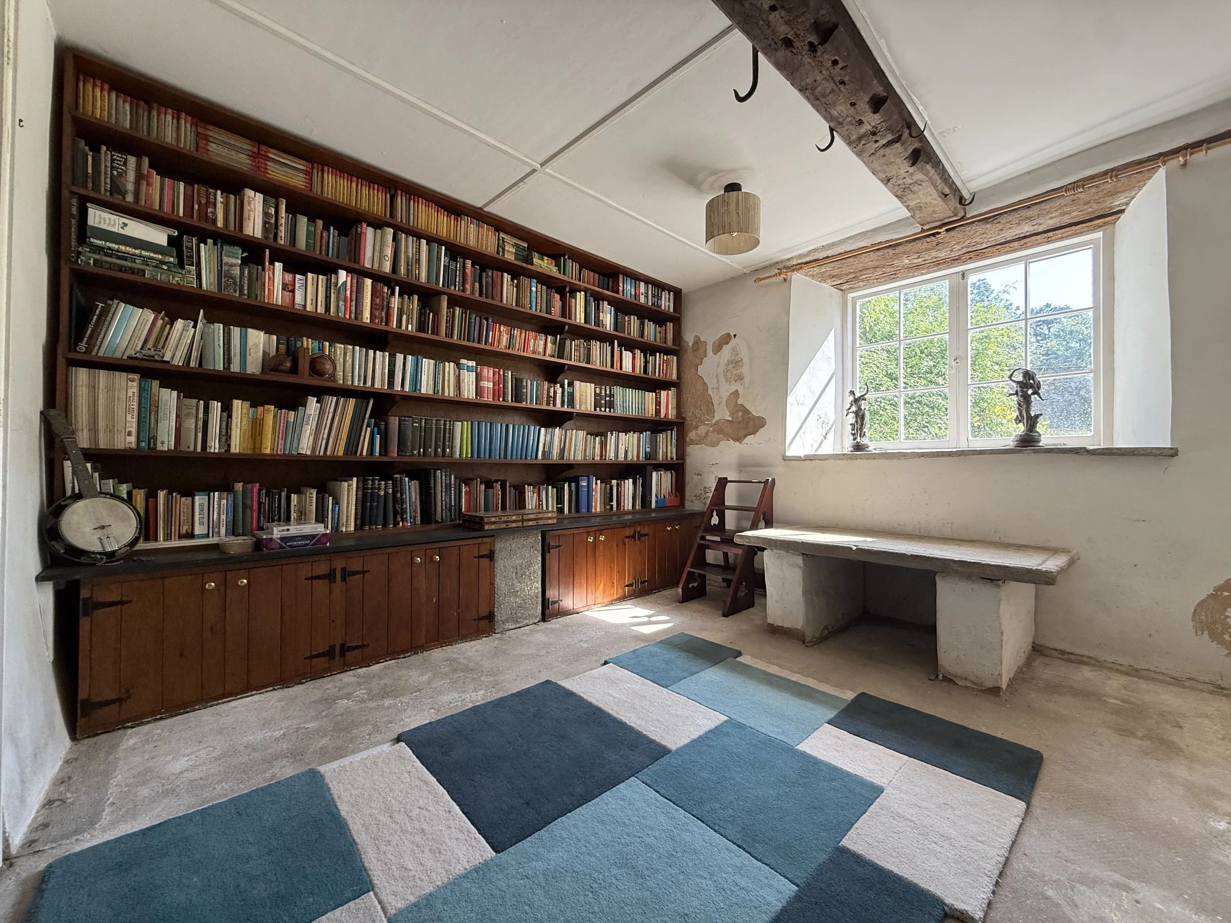 THE BUTCHER’S ROOM / LIBRARY
Original salting slab · historic meat hooks · books · layered use
