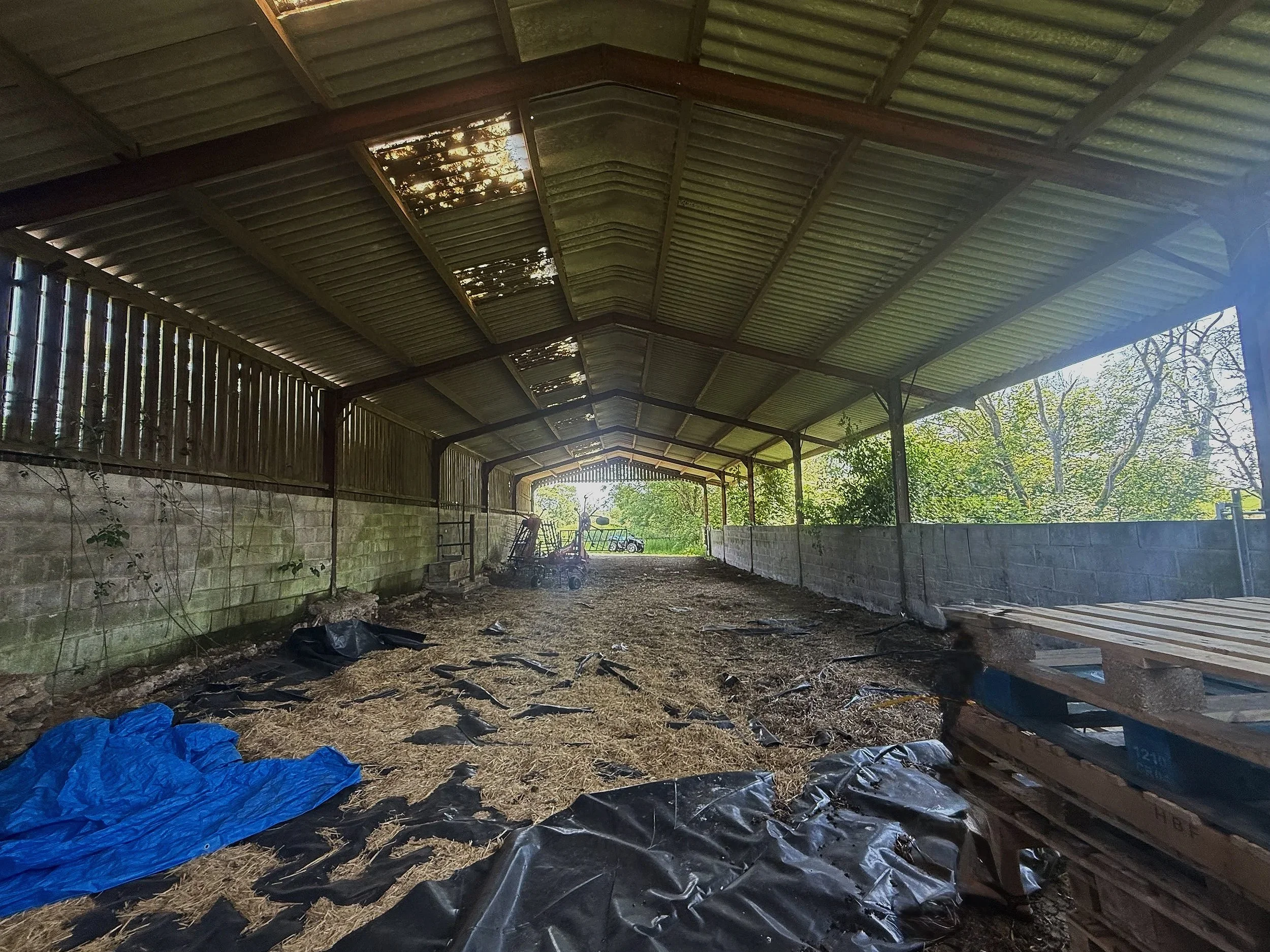 TIN ROOF BARN — 240m² covered HGV-accessible working space