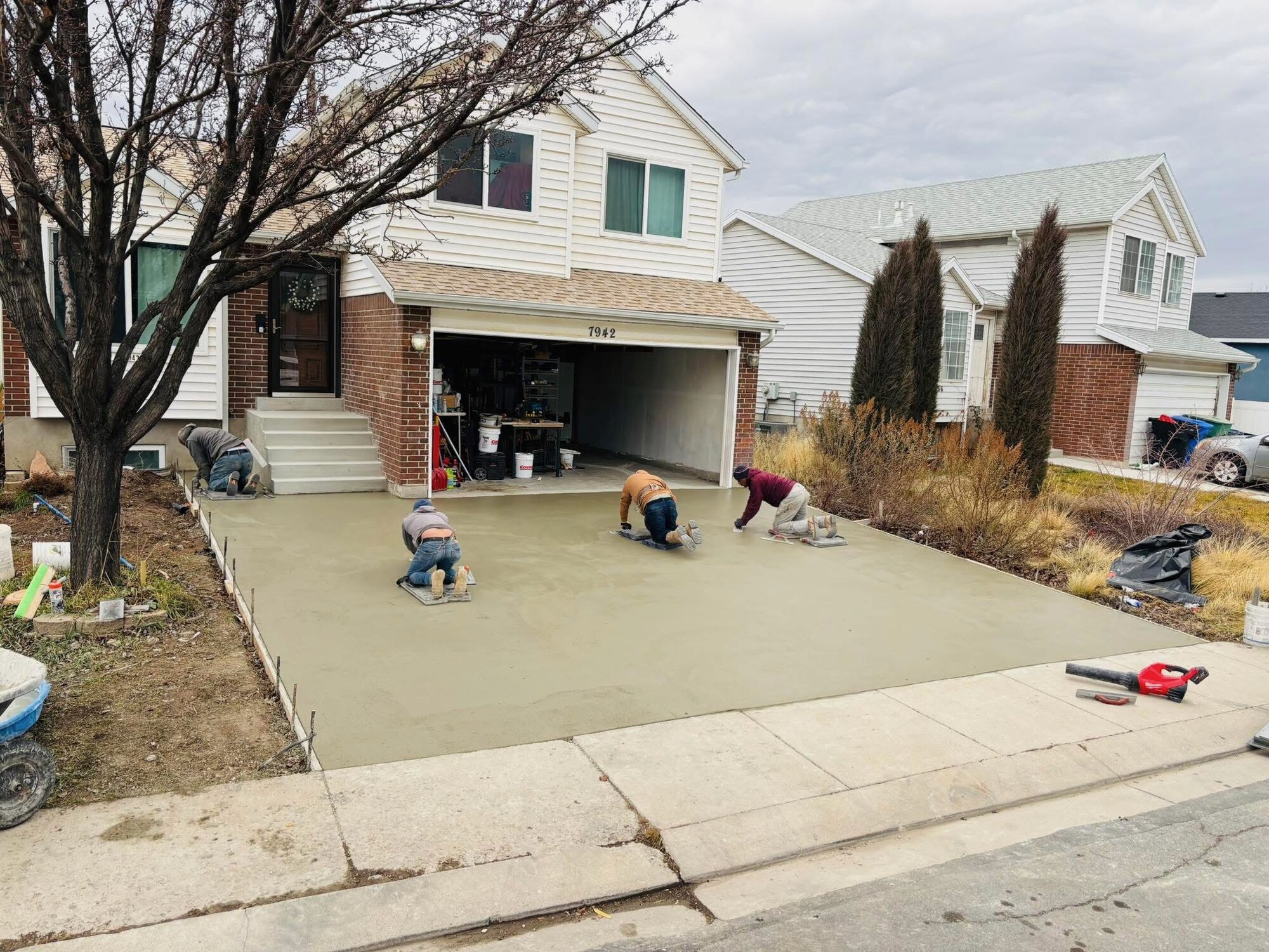 zion-concrete-crew-hand-troweling-driveway-pour.jpg