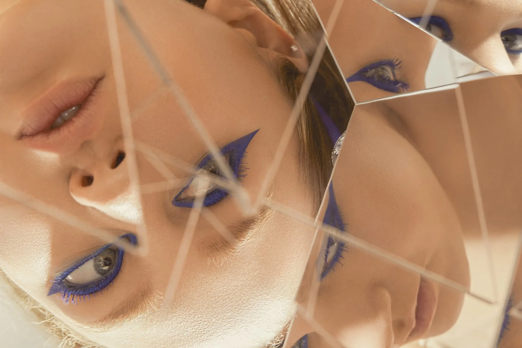 Mirror Beauty_Lindsay_Apr'2409113.jpg