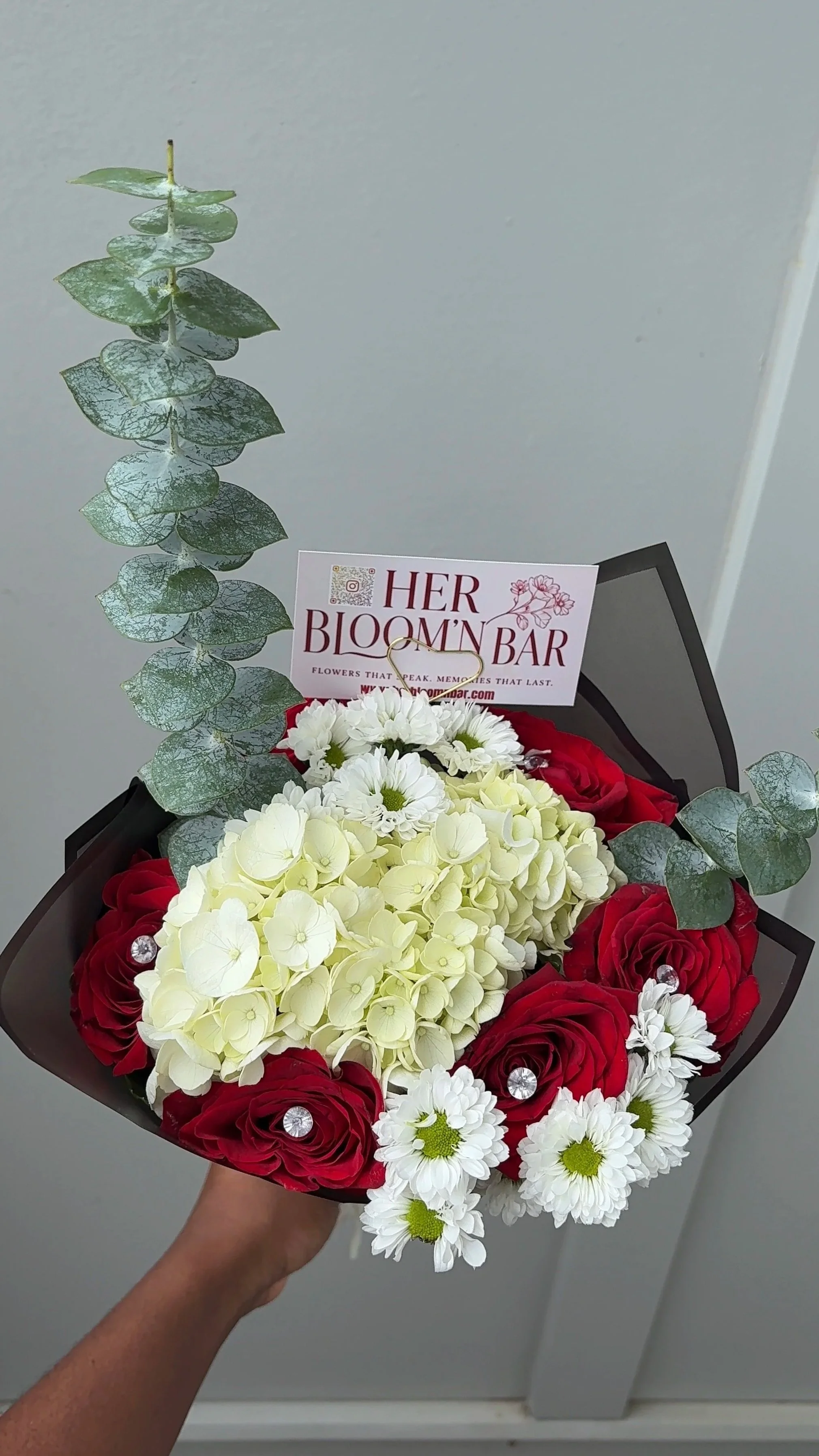 The Signature Bouquet | 6ct Roses or Mixed Florals
