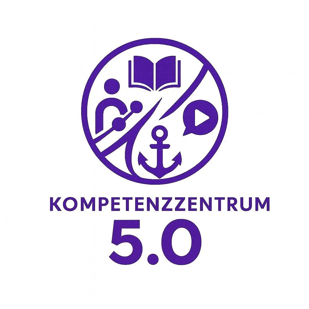 Ein Logo in lila mit Symbolen für Bildung, Gemeinschaft, Wasser, und Medien, darunter ein Buch, eine Person, eine Angel, ein Anker und eine Sprechblase, zusammen mit dem Text "KOMPETENZZENTRUM 5.0".