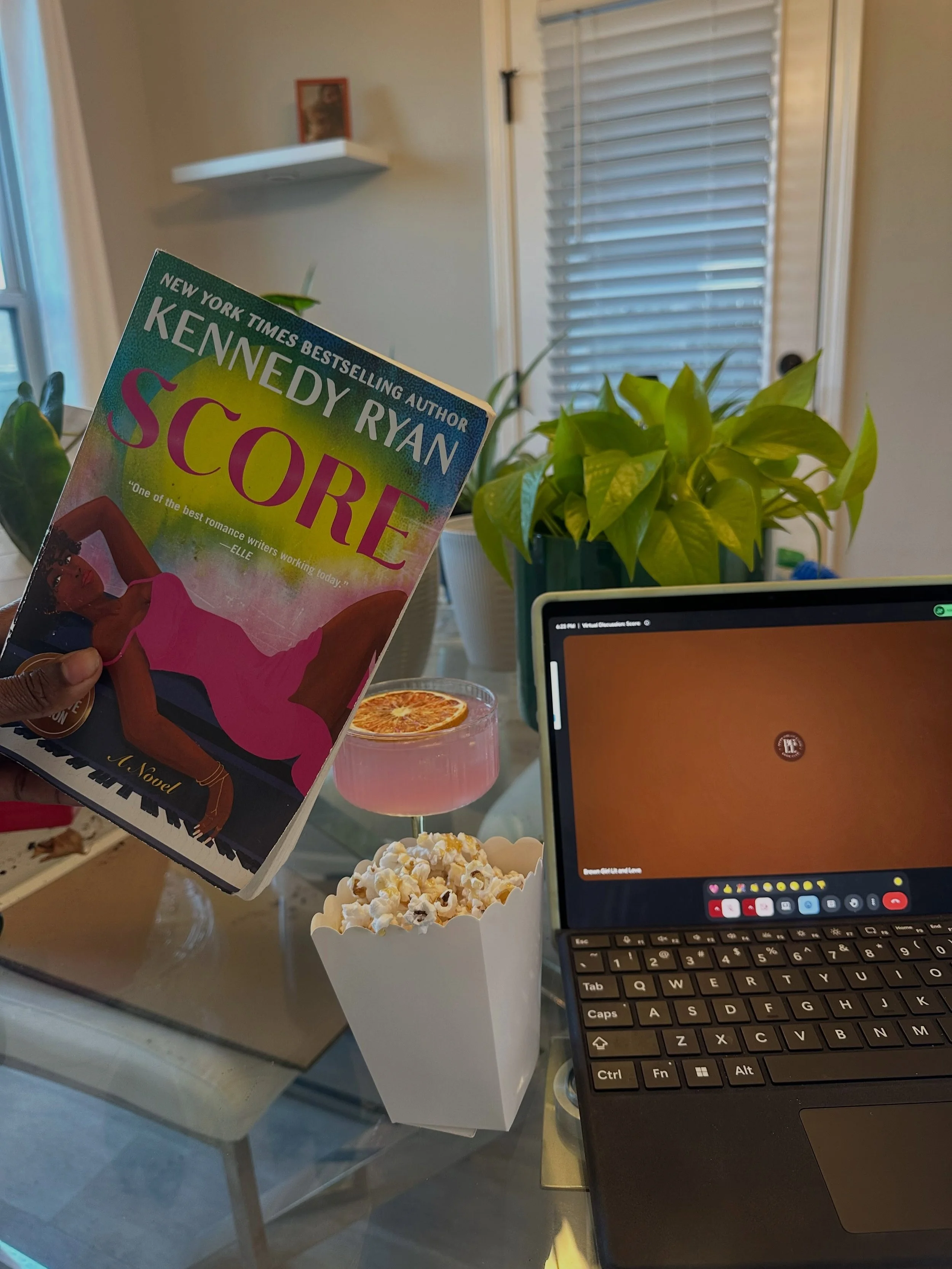 What happens when your book club gathers around a good book, pour something cute, and start talking about love, healing, timing, and choosing yourself?

Swipe for a little look inside our virtual discussion of Score by Kennedy Ryan. 🤎

The girls log