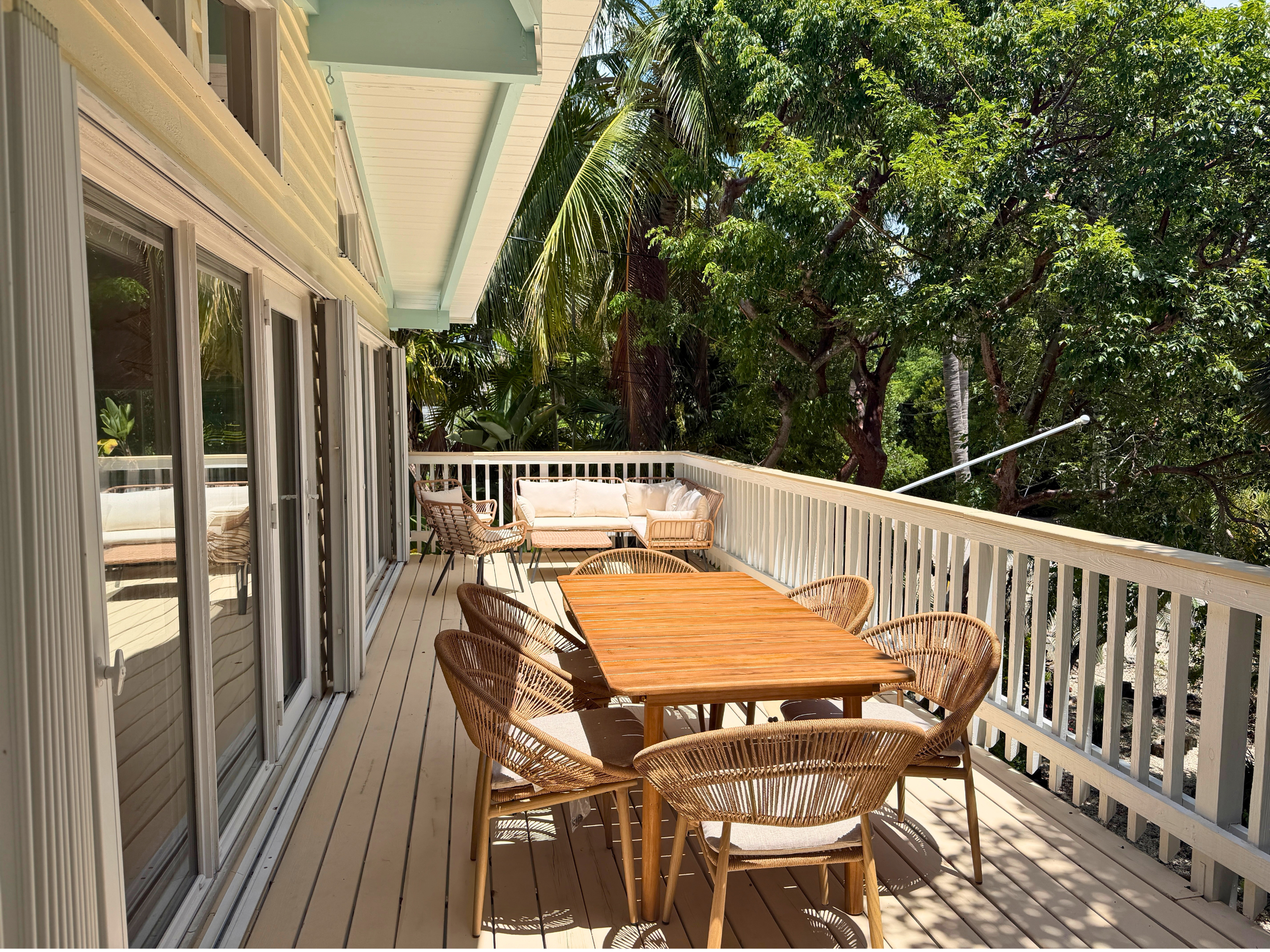 A spacious outdoor balcony with dining area at KeyLime Oasis, Plantation Key