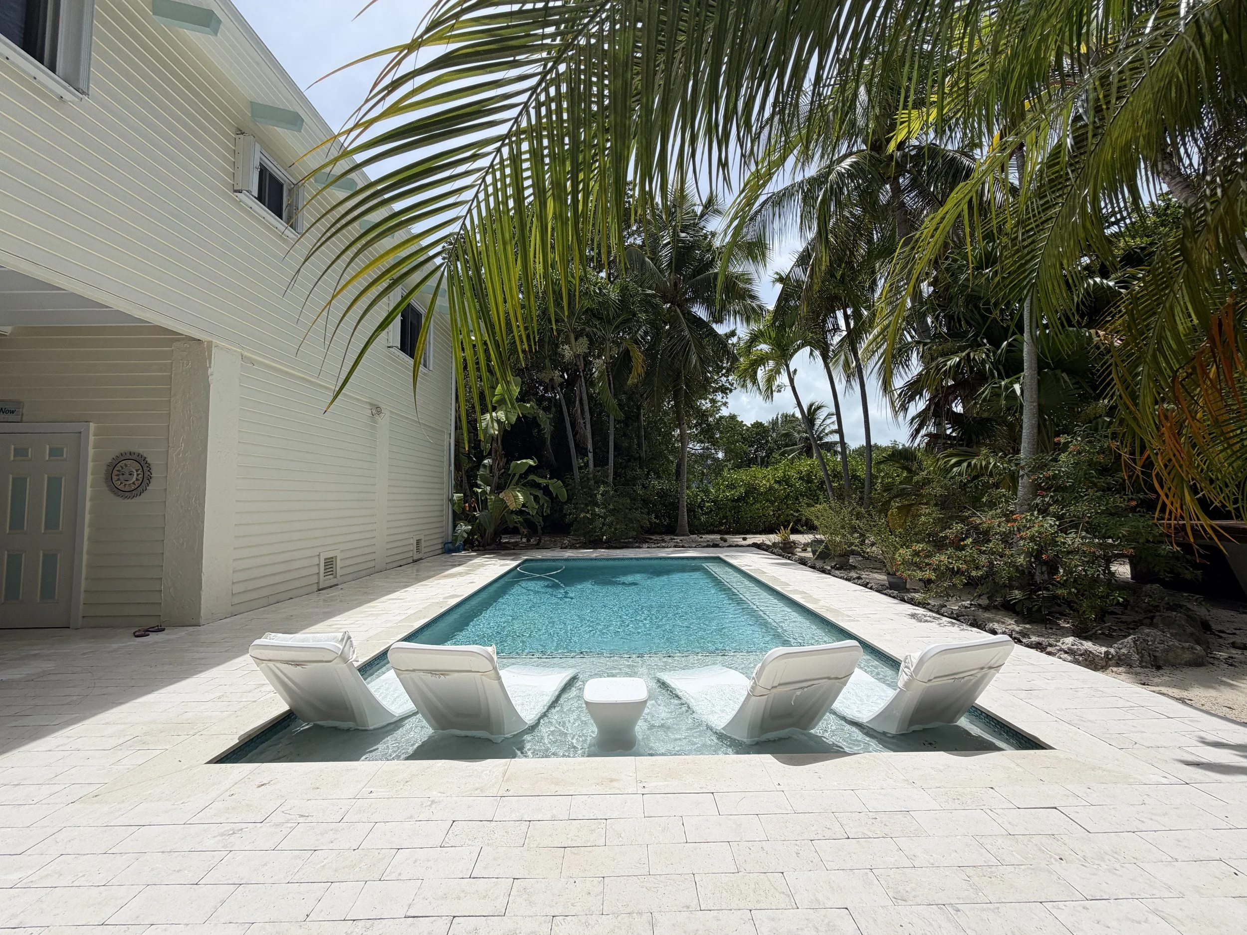Surrounded by lush palms, private swimming pool at KeyLime Oasis on Tavernier, 33070