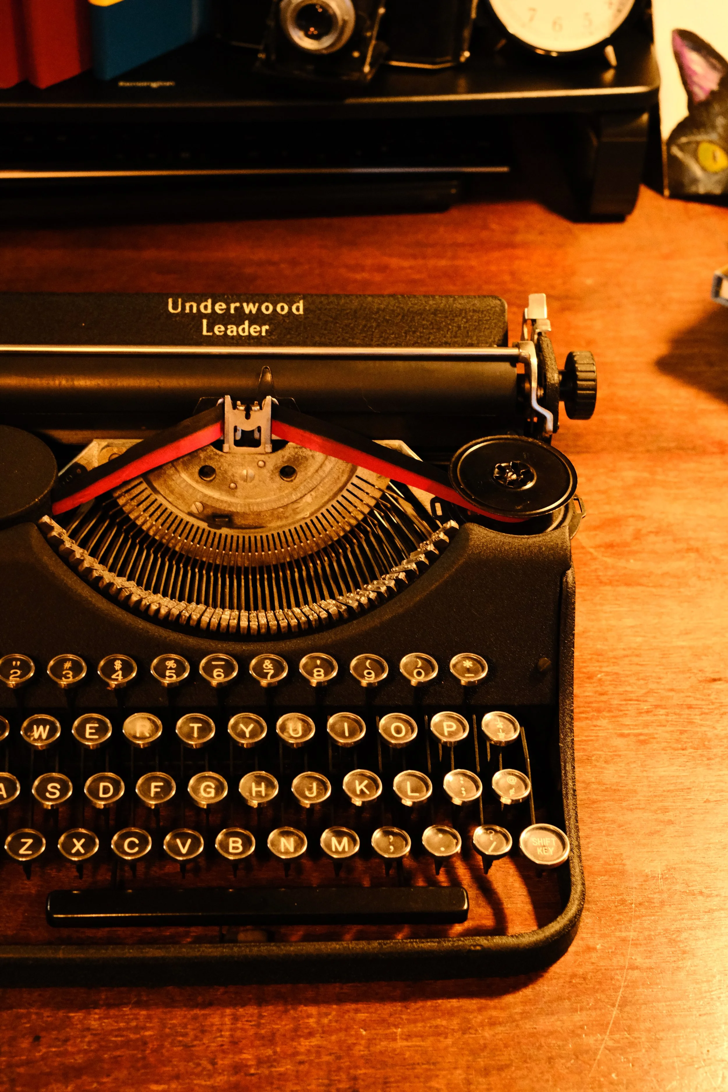 1938 Underwood Leader black with glass keys and a missing ribbon cover making it look like it wears a monocle