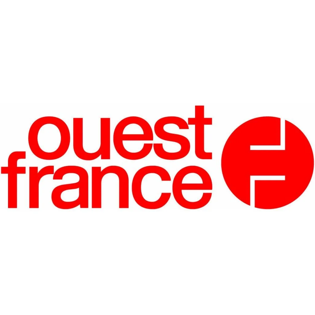 Logo rouge avec les mots 'ouest france' et un symbole circulaire stylisé.