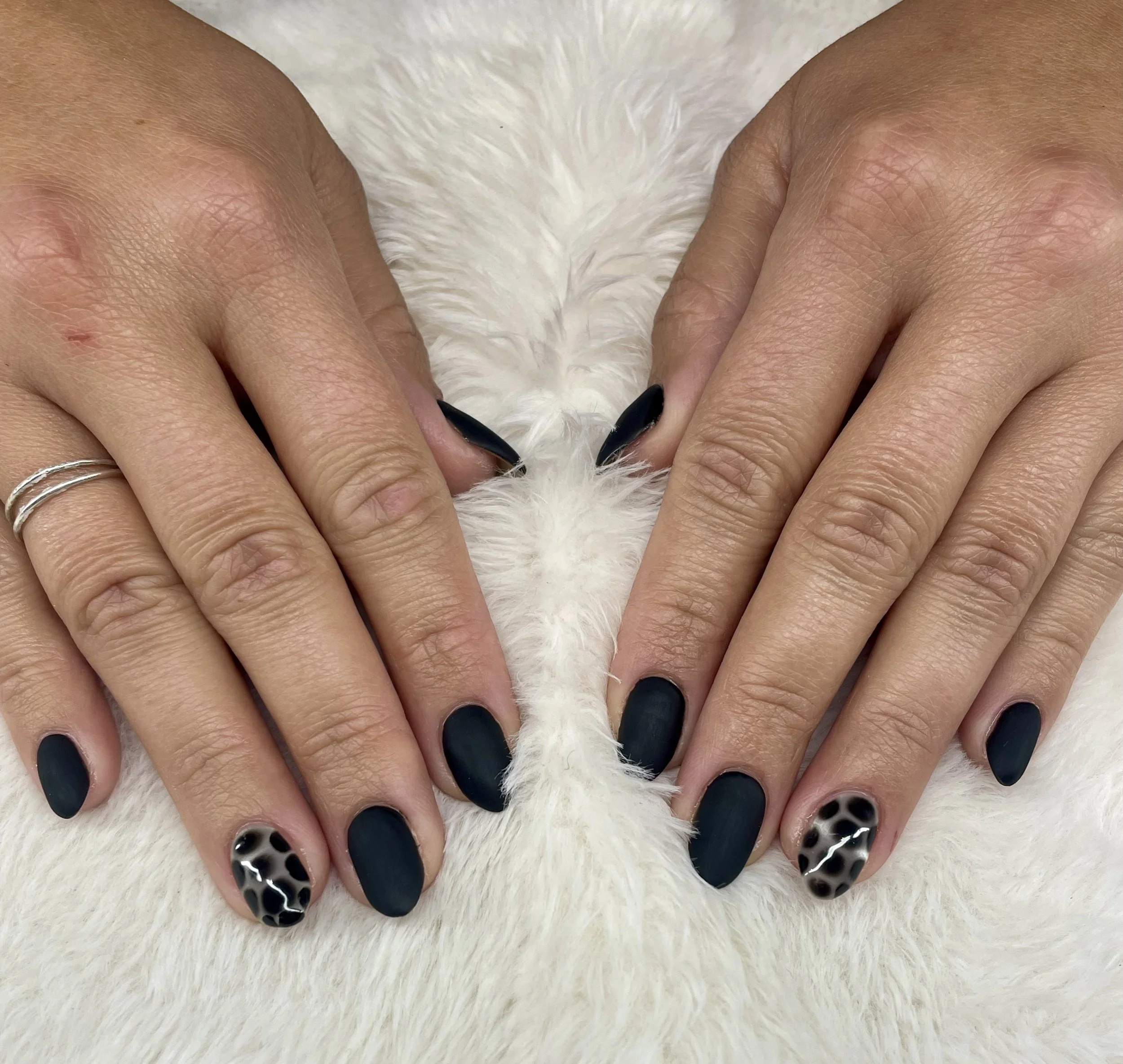 Matte Black Gel with Blooming Gel Cat-eye Effect