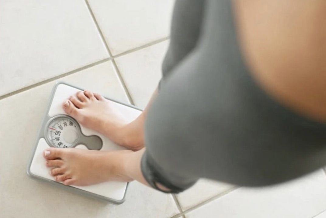 ダイエットに悩む女性をイメージ