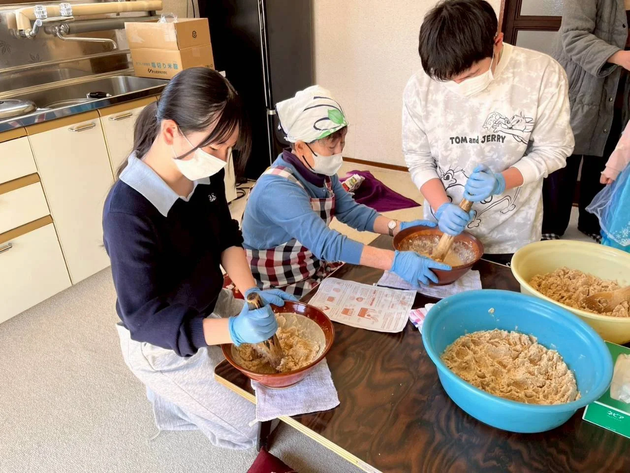 ダイエット民泊で蕎麦打ちを体験している様子