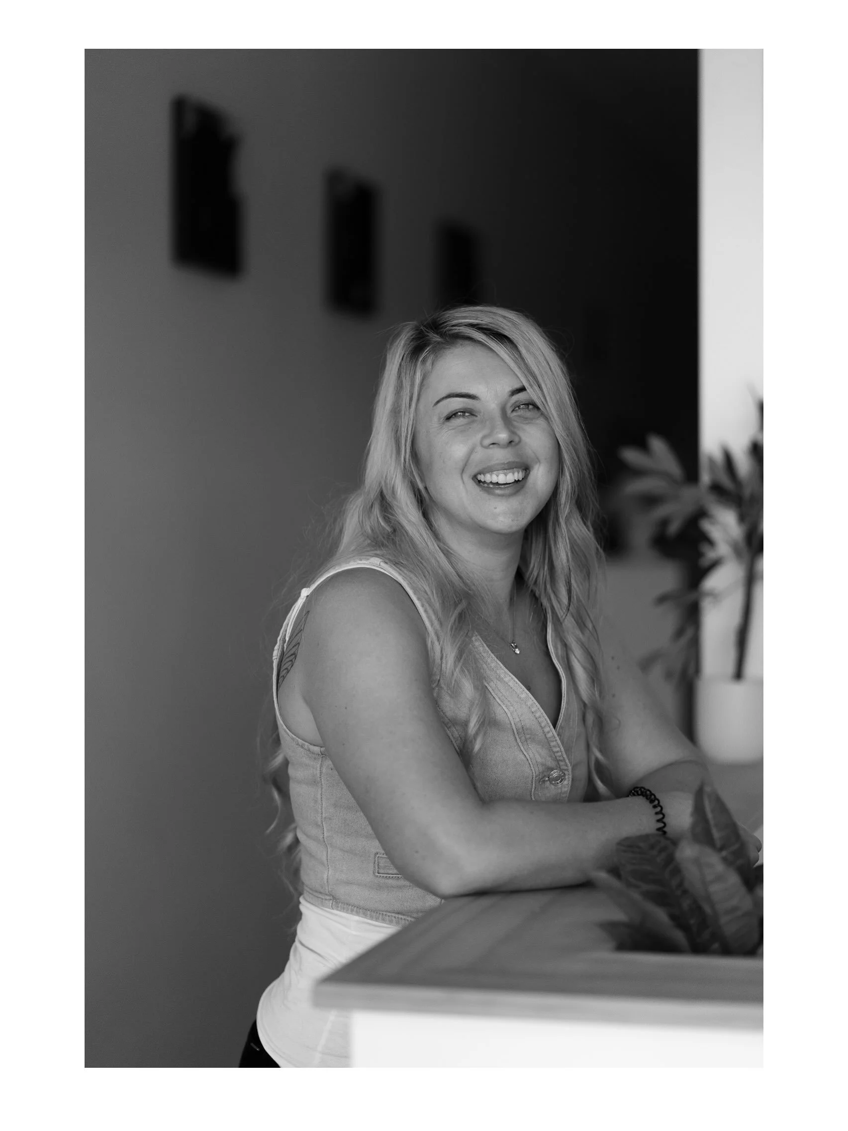 Another beautiful black and white portrait. Swipe across for tips to help you get a gorgeous result for yourself. You&rsquo;re welcome 😉 #sunshinecoastbusiness #sunshinecoastphotographer #photographytips