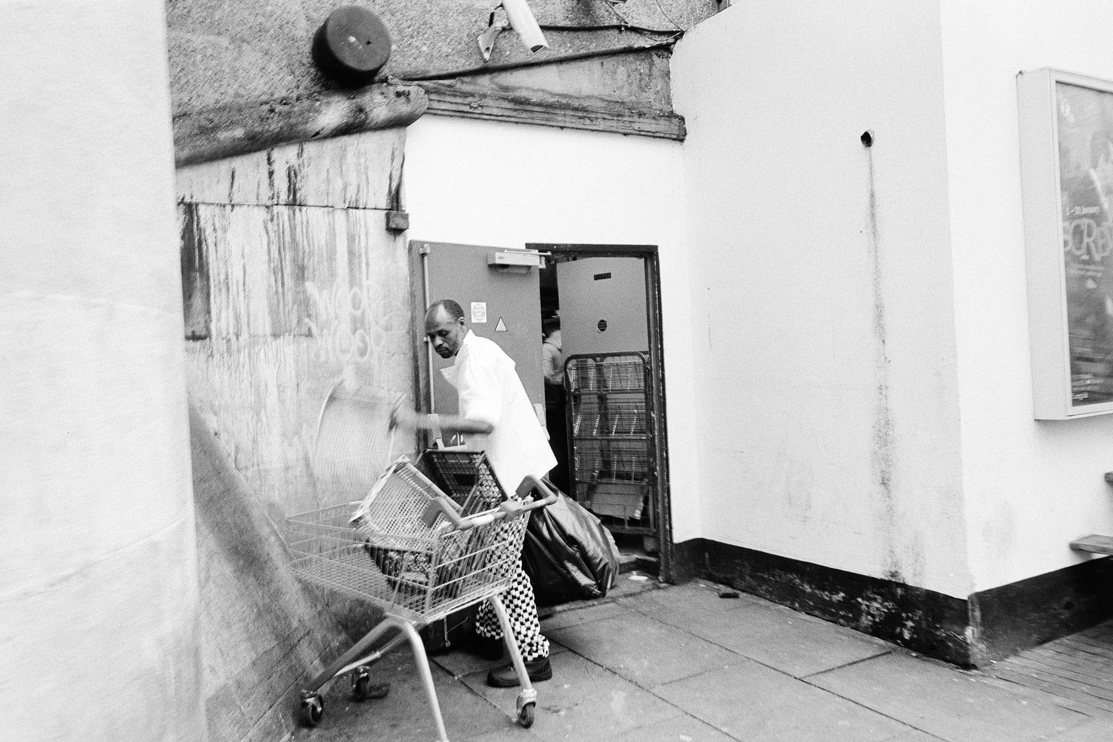 MAN_TROLLEY_LONDON 001.jpg