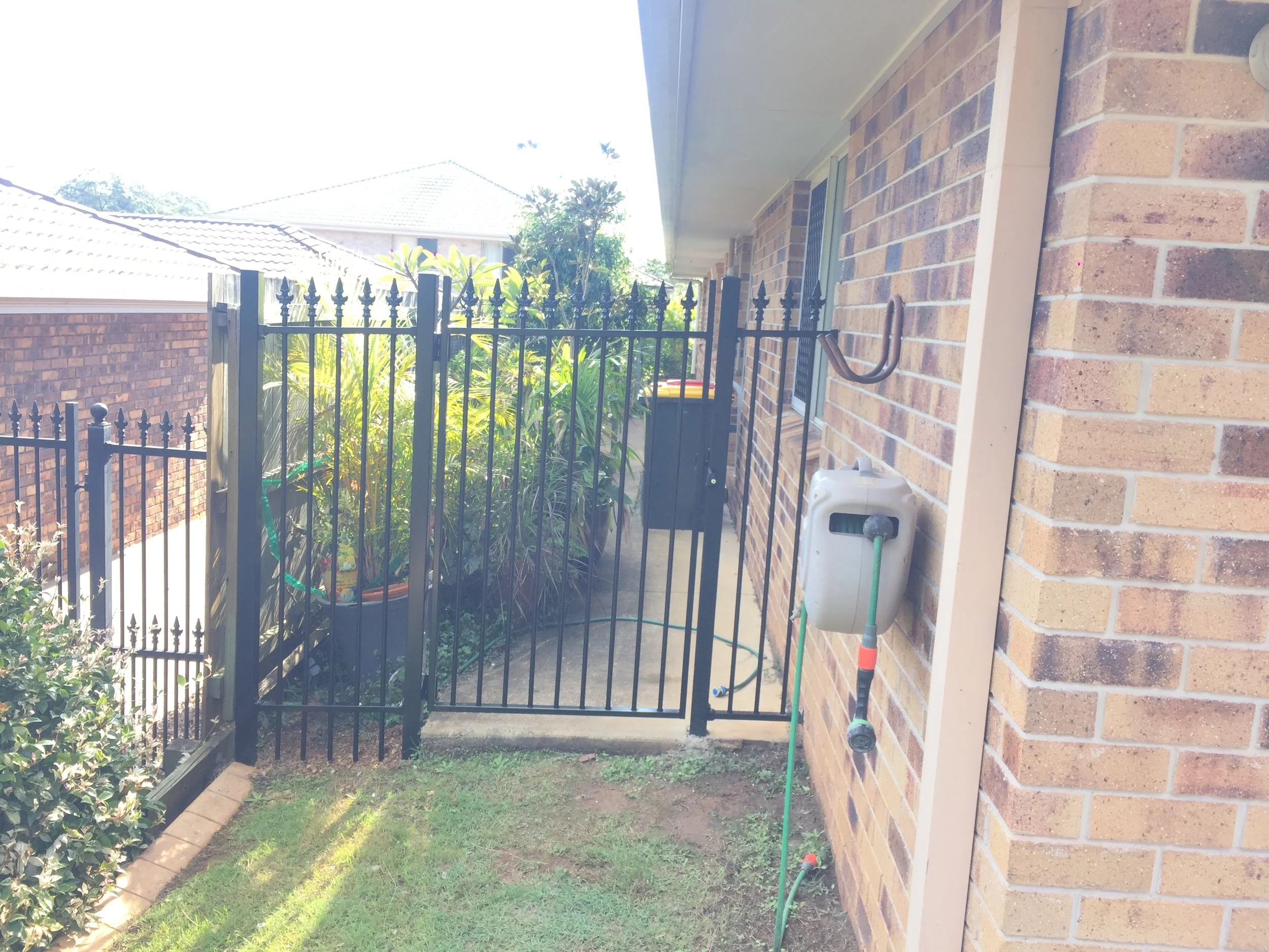 Black side gate built by Swift powdercoating and Fencing Brisbane