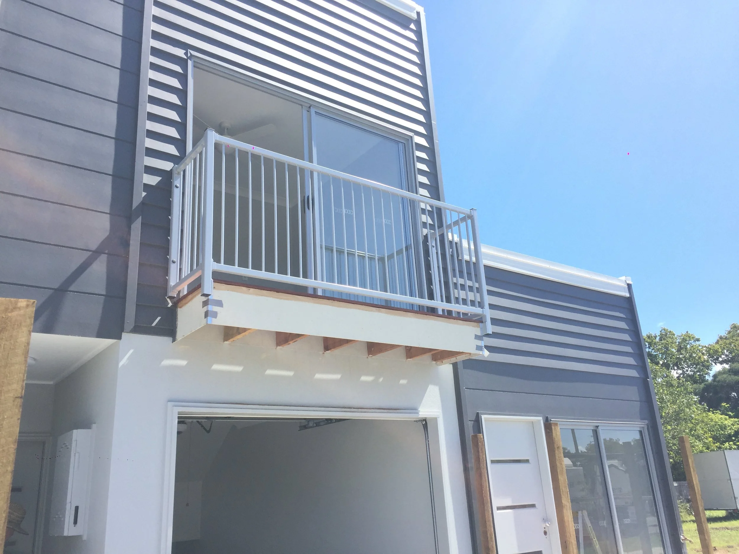 Balcony balustrade manufactured by Swift Powdercoating and Fencing Brisbane