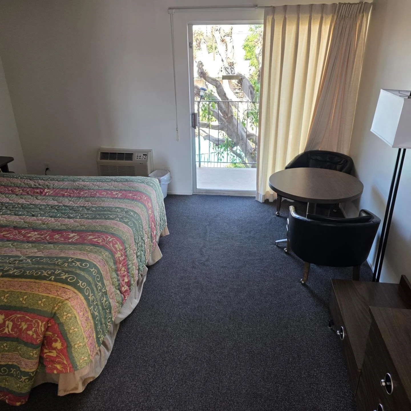 Before and after: Room at a local motel we have been servicing for over a decade gets new carpet regularly to make sure their guests are comfortable. Thanks again for the work!

#commercialrealestate #ocflooring #shawcarpet #donsturfmotel
