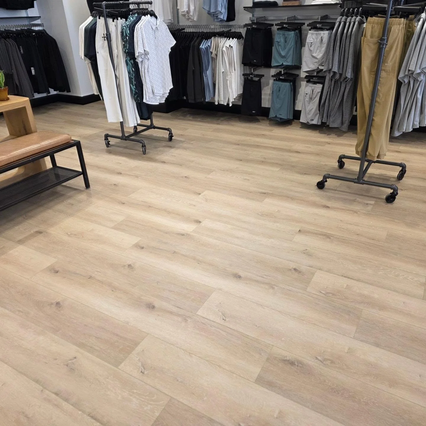 BYLT in Fashion Island Newport Beach finished a few weeks ago, now open for business.  Sadly we get no discounts to give our customers for liking this post...

#bylt #ocflooring #fashionisland #vinylplank