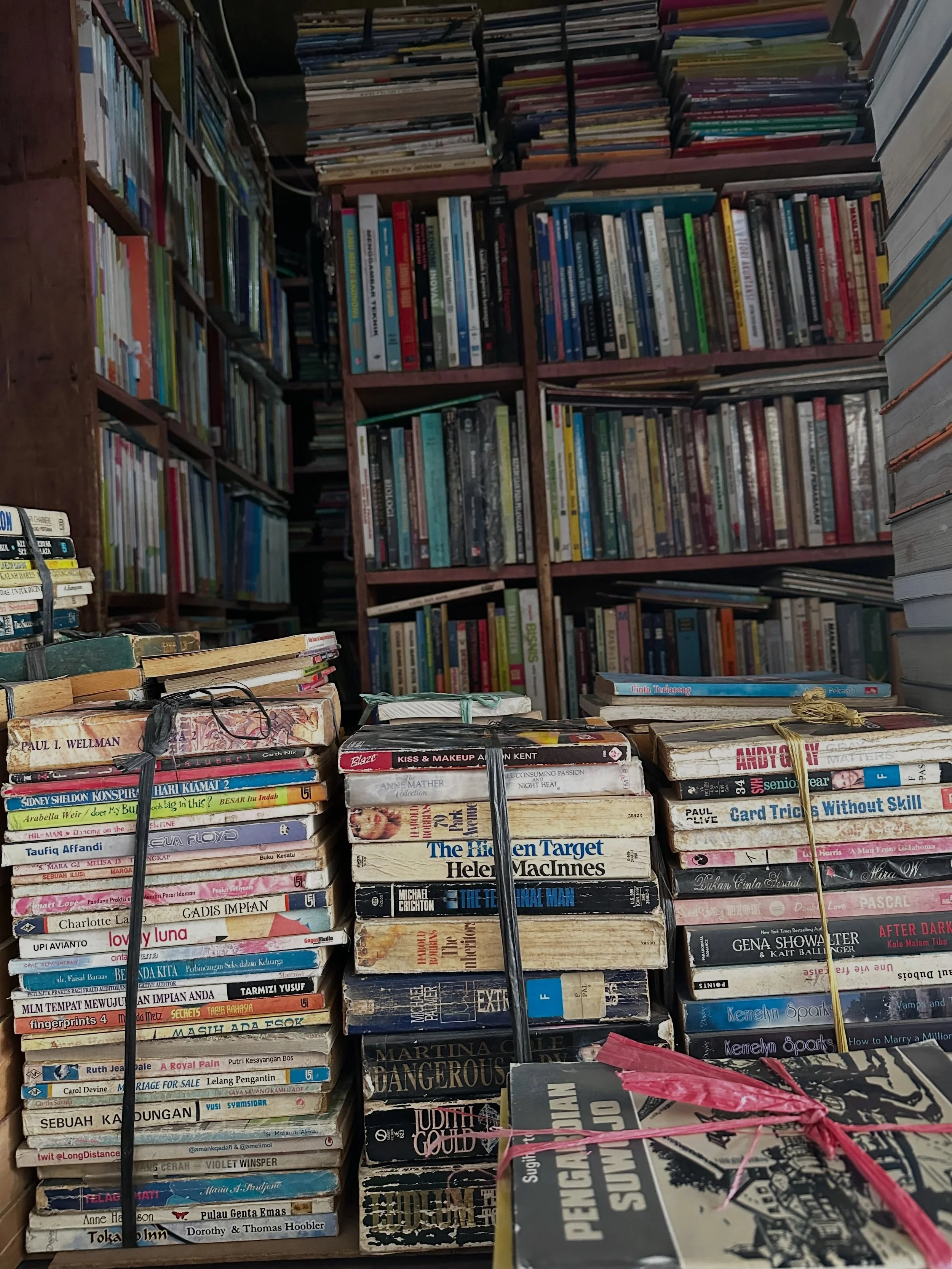 books 4 Bandung 

a little walk on the slow side of life 

where the air is cooler, the book buying habits match the one of tempo doeloe times 

feel so hipsterish 

little footsteps, quiet spaces and lace handkerchiefs

bringing a basket 🧺 kinda vi