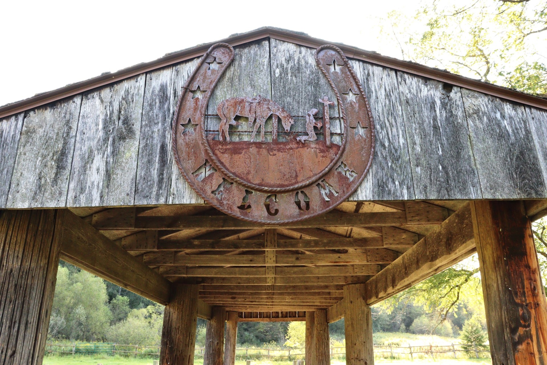Horseshoe Bridge - Emblem and Roof 2021-09 HD.jpg
