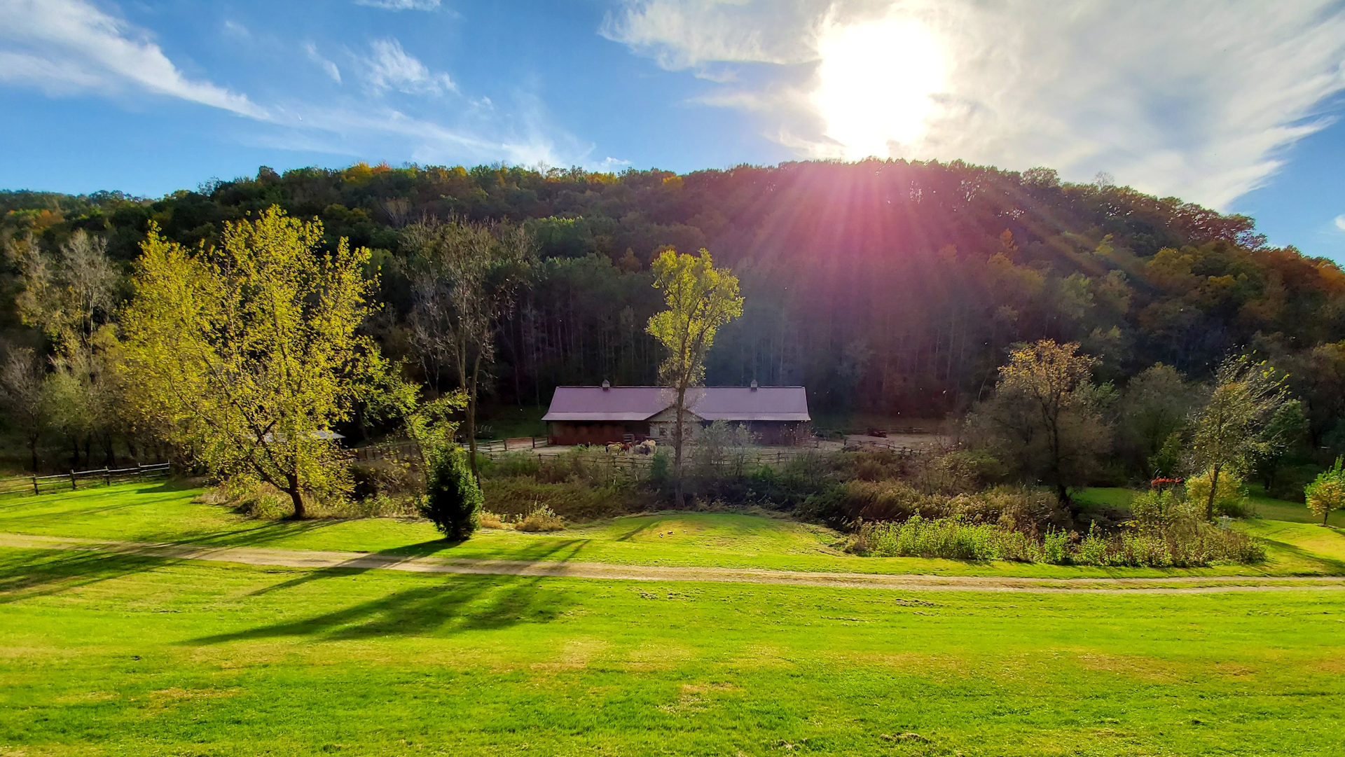 Horse Barn - yard and bluff (Fall) 1s.png