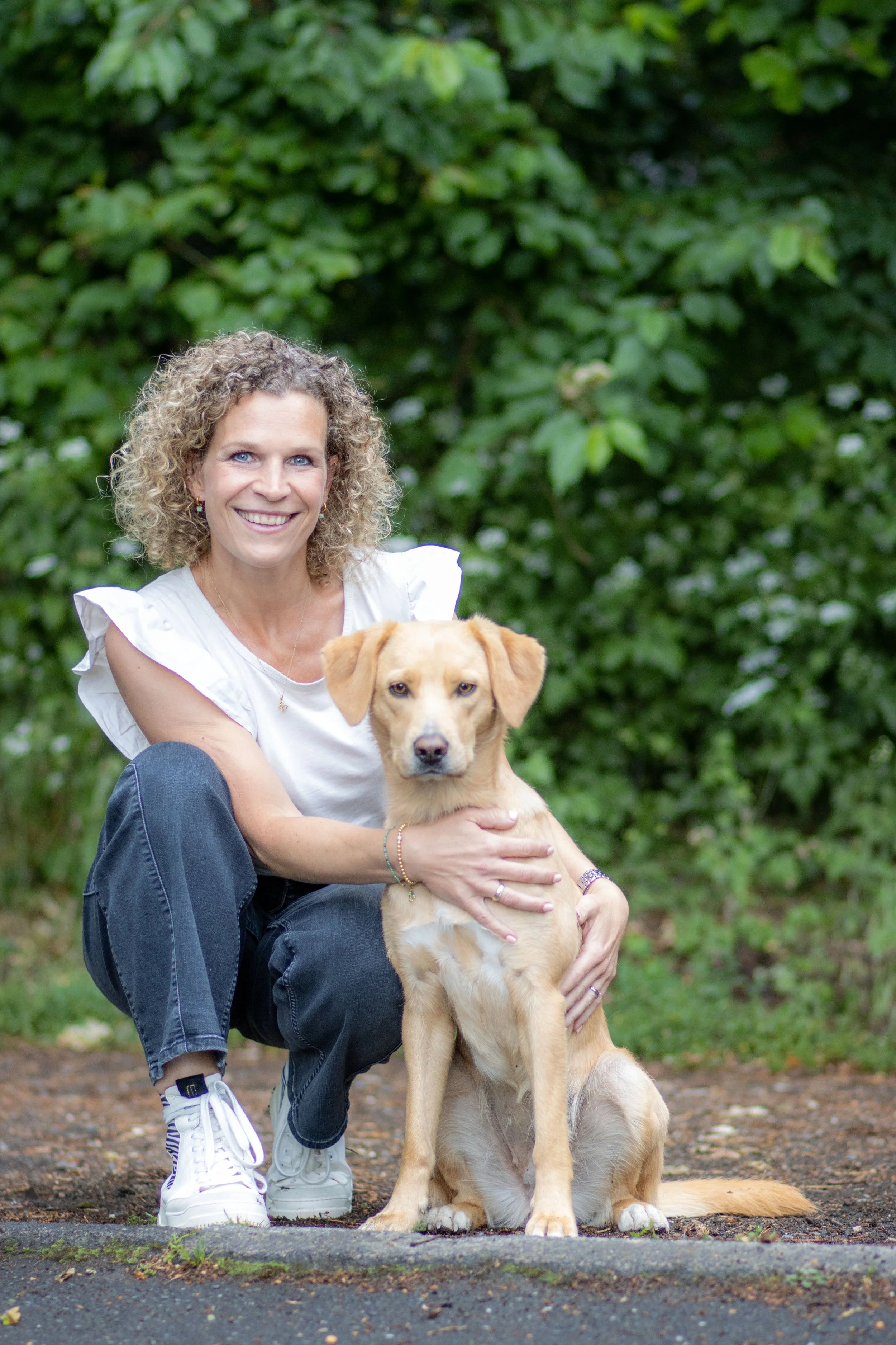 Systemische Coachin und Business Coach Melanie Harms-Ensink mit ihrem Hund in der Natur – persönlich, klar und nahbar.