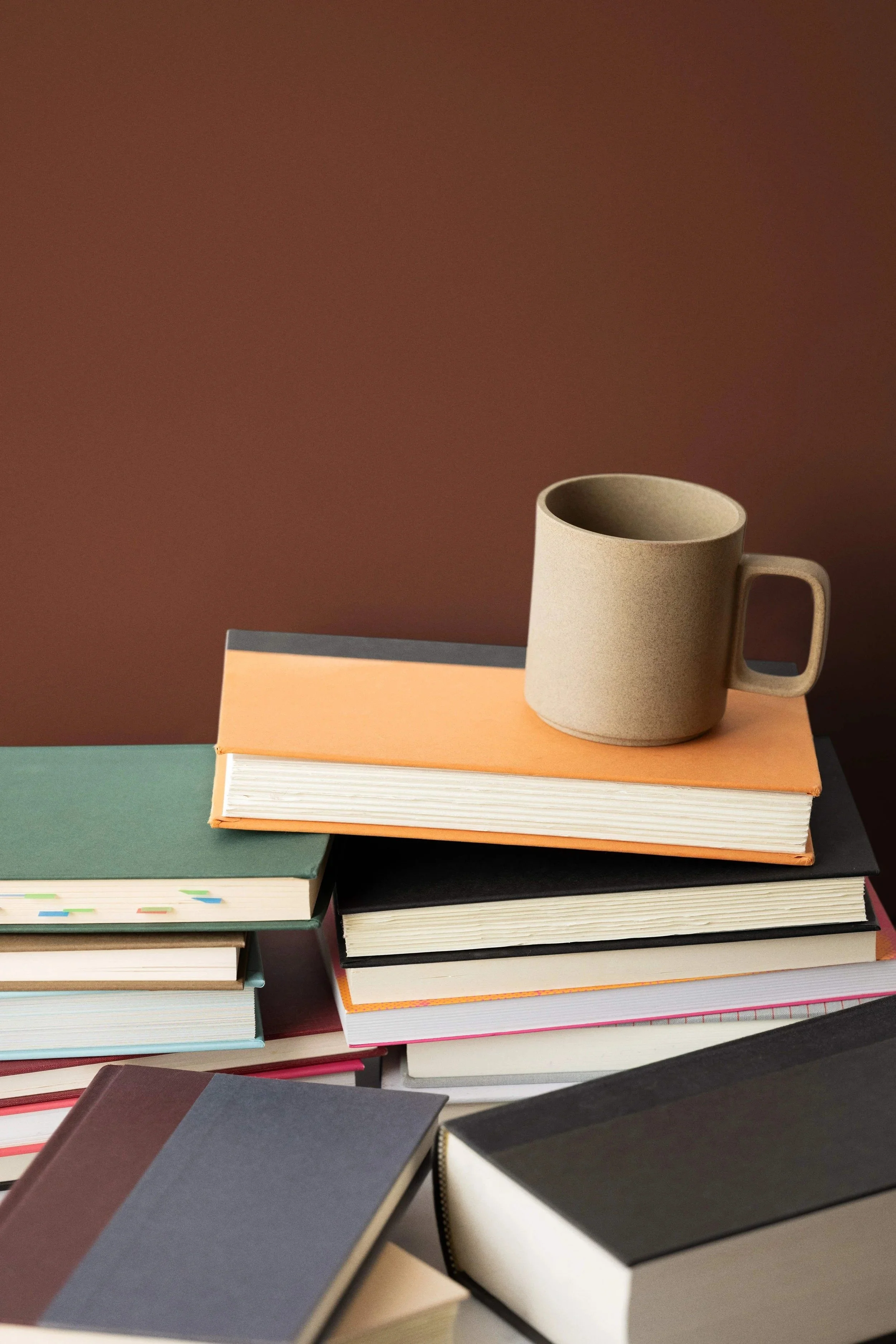 Stapel Bücher mit Kaffeetasse zum Lernen.