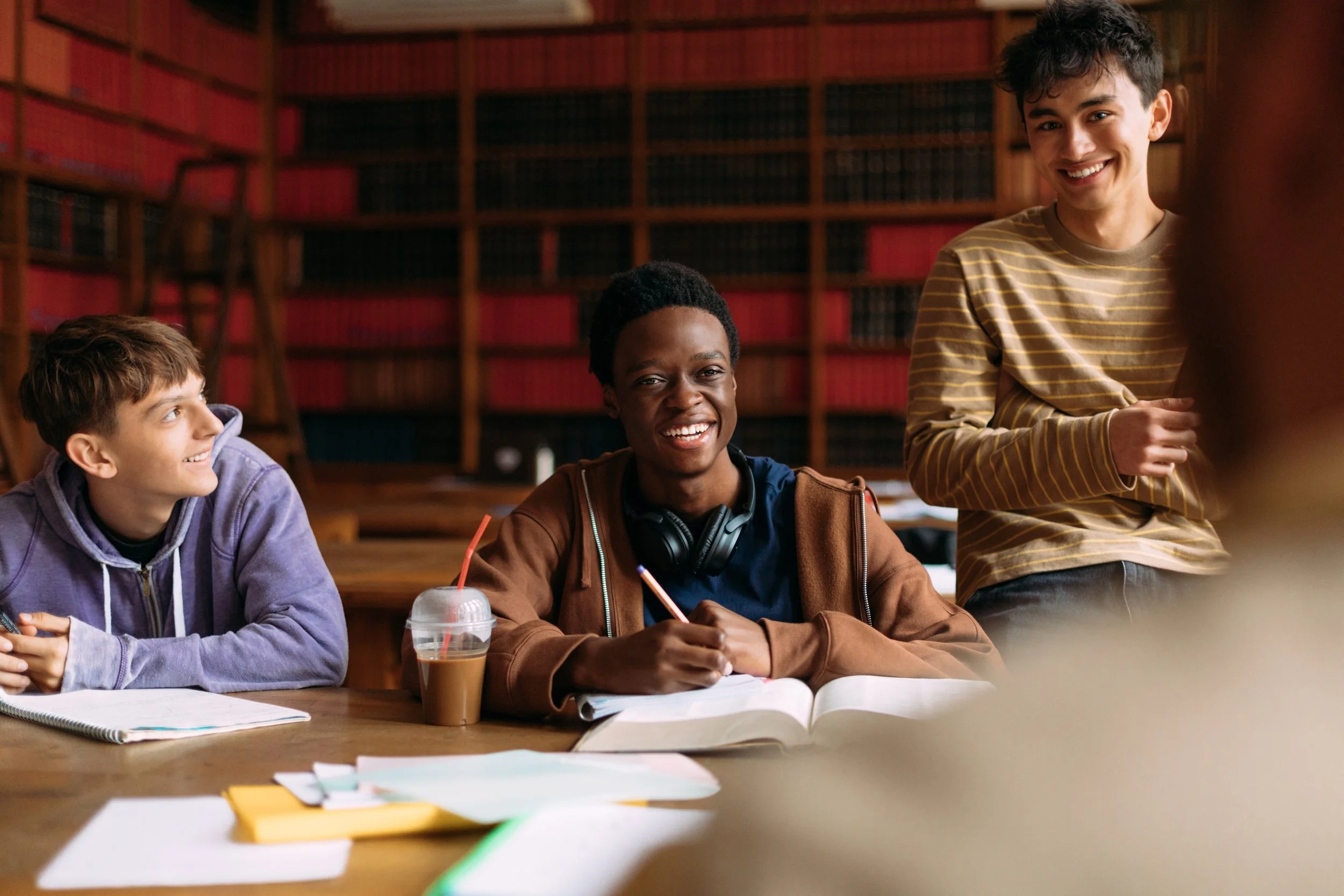Schüler:innen, die an einem kollaborativen Testvorbereitungskurs teilnehmen.